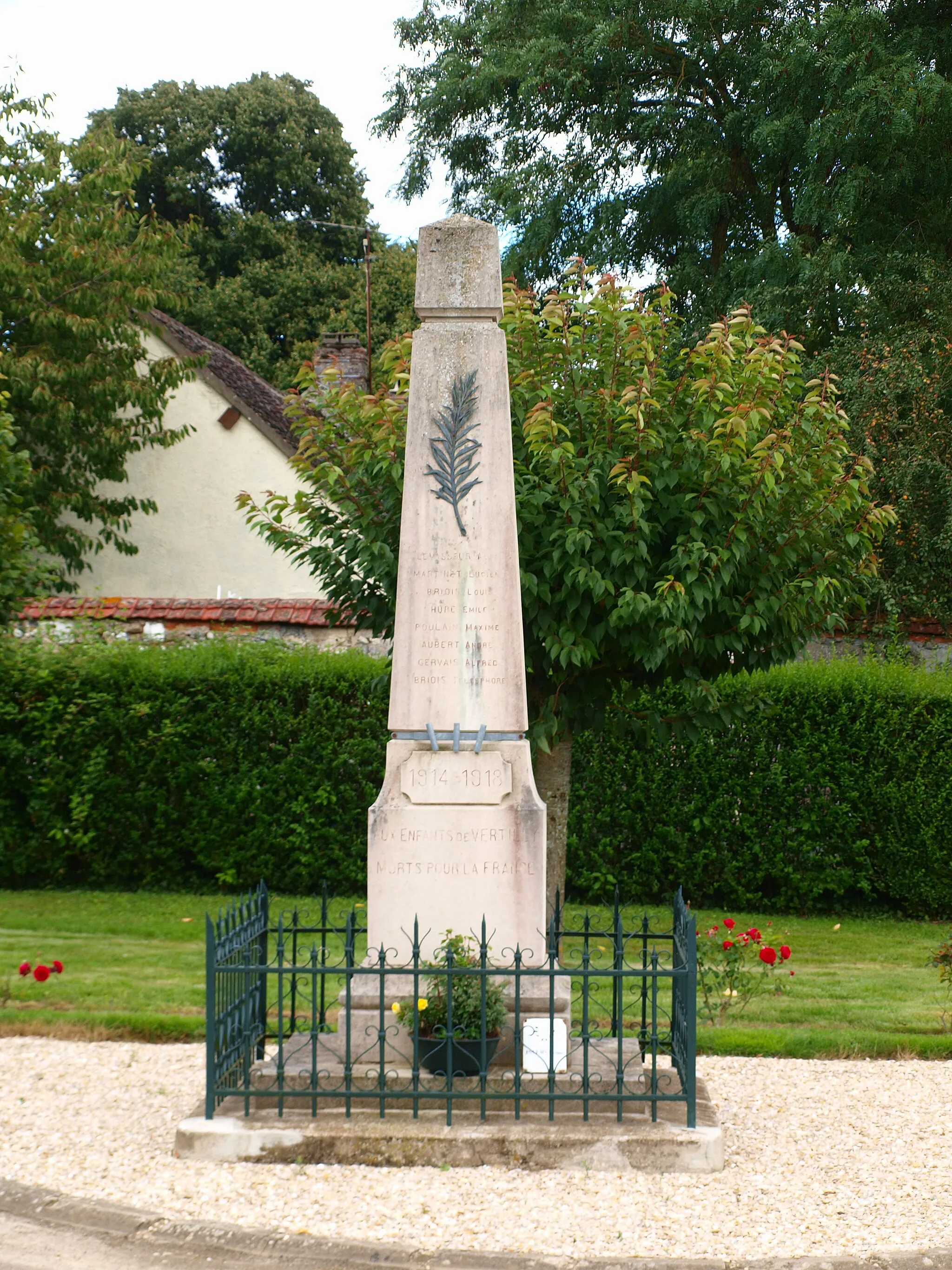 Photo showing: Perceneige (Yonne, France) ; village de Vertilly : monument aux morts