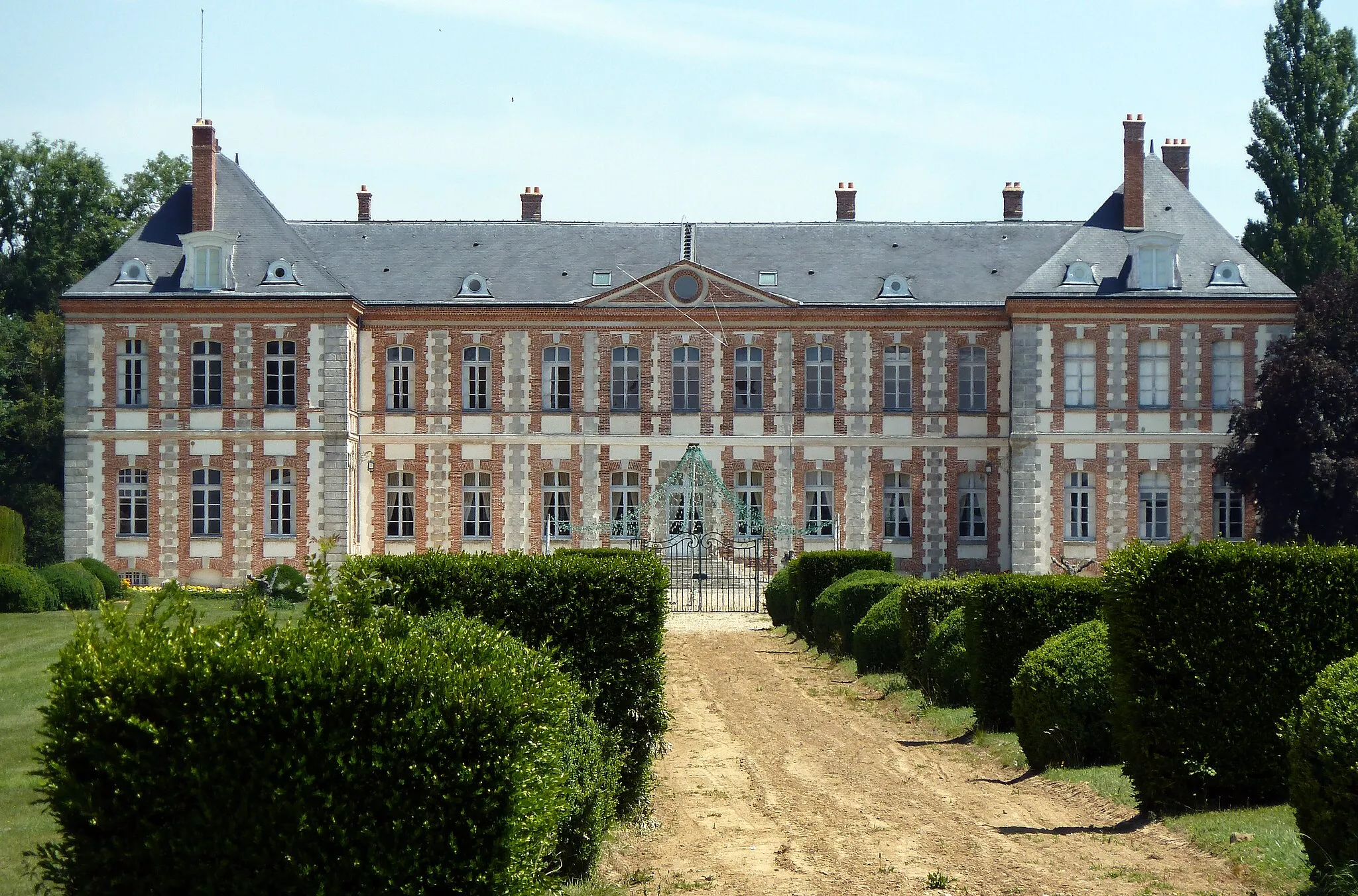Photo showing: Le château est construit dans un style typiquement français du XVIIe, marqué par des proportions architecturales symétriques et des hautes toitures d'ardoise.