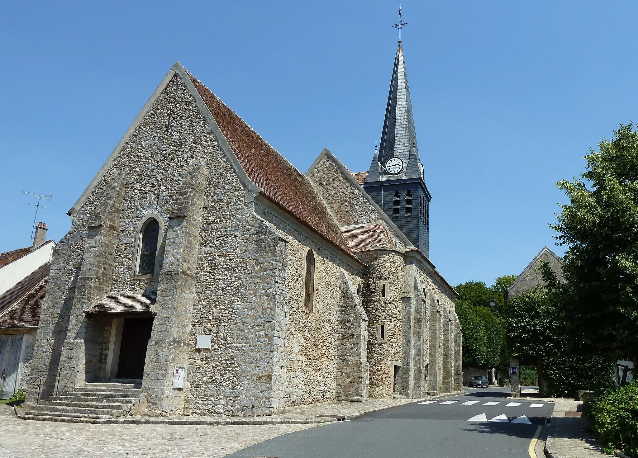 Photo showing: Au niveau du 14, rue de l'église. C'est l'abbé Saint-Merry qui a donné son nom à l'église, ainsi qu'au village.