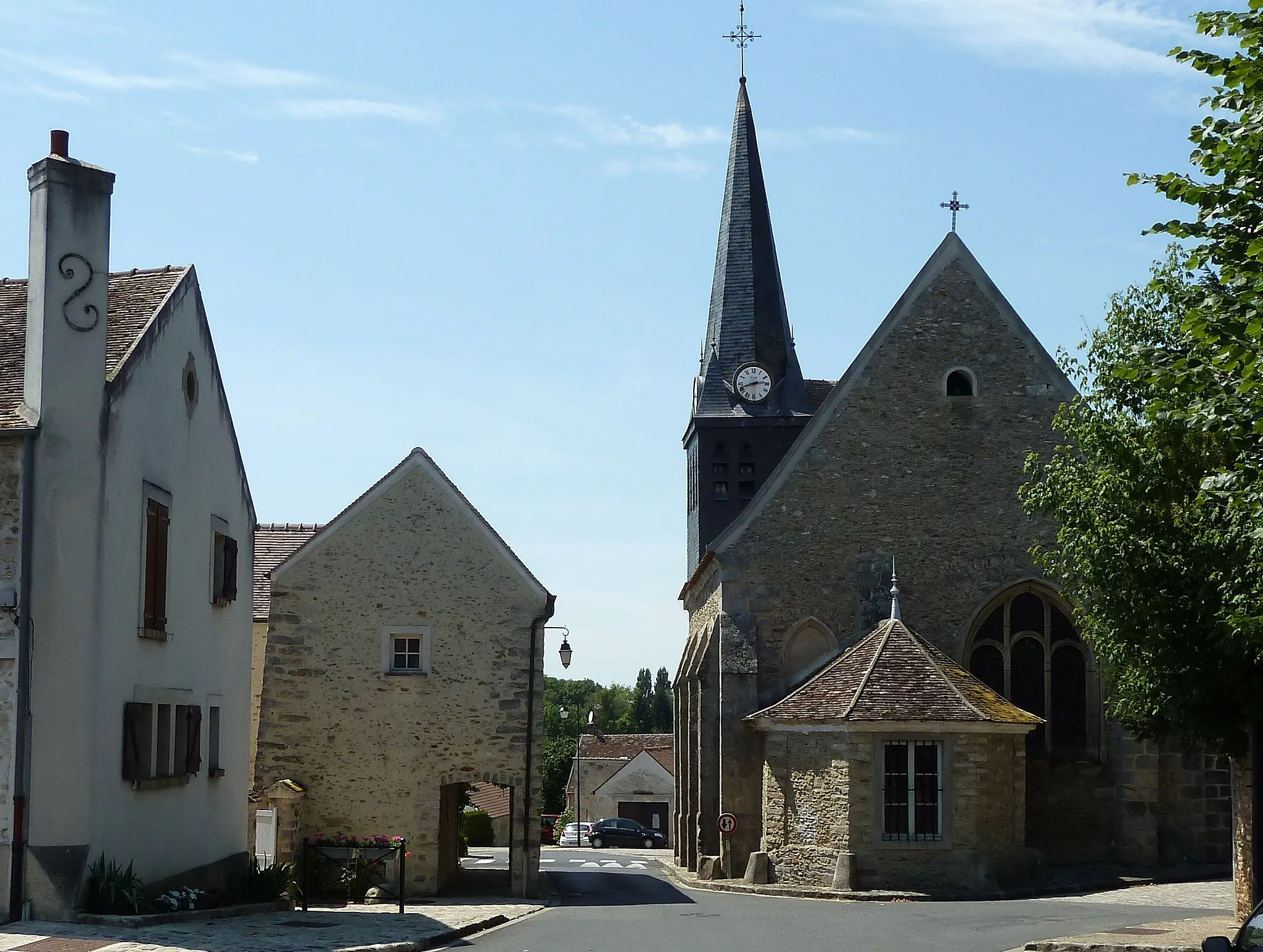Photo showing: Vue du croisement rue de l'Eglise et rue de la Grange-aux-Dîmes.
L'intérieur de l'église comprend des statues de bois peintes de Saint-Merry, Saint-Eloi et Saint-Vincent, patron des viticulteurs.