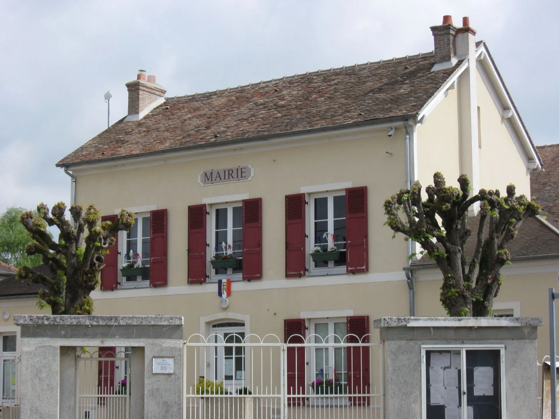 Photo showing: Mairie de Moisenay. (Seine-et-Marne, région Île-de-France).