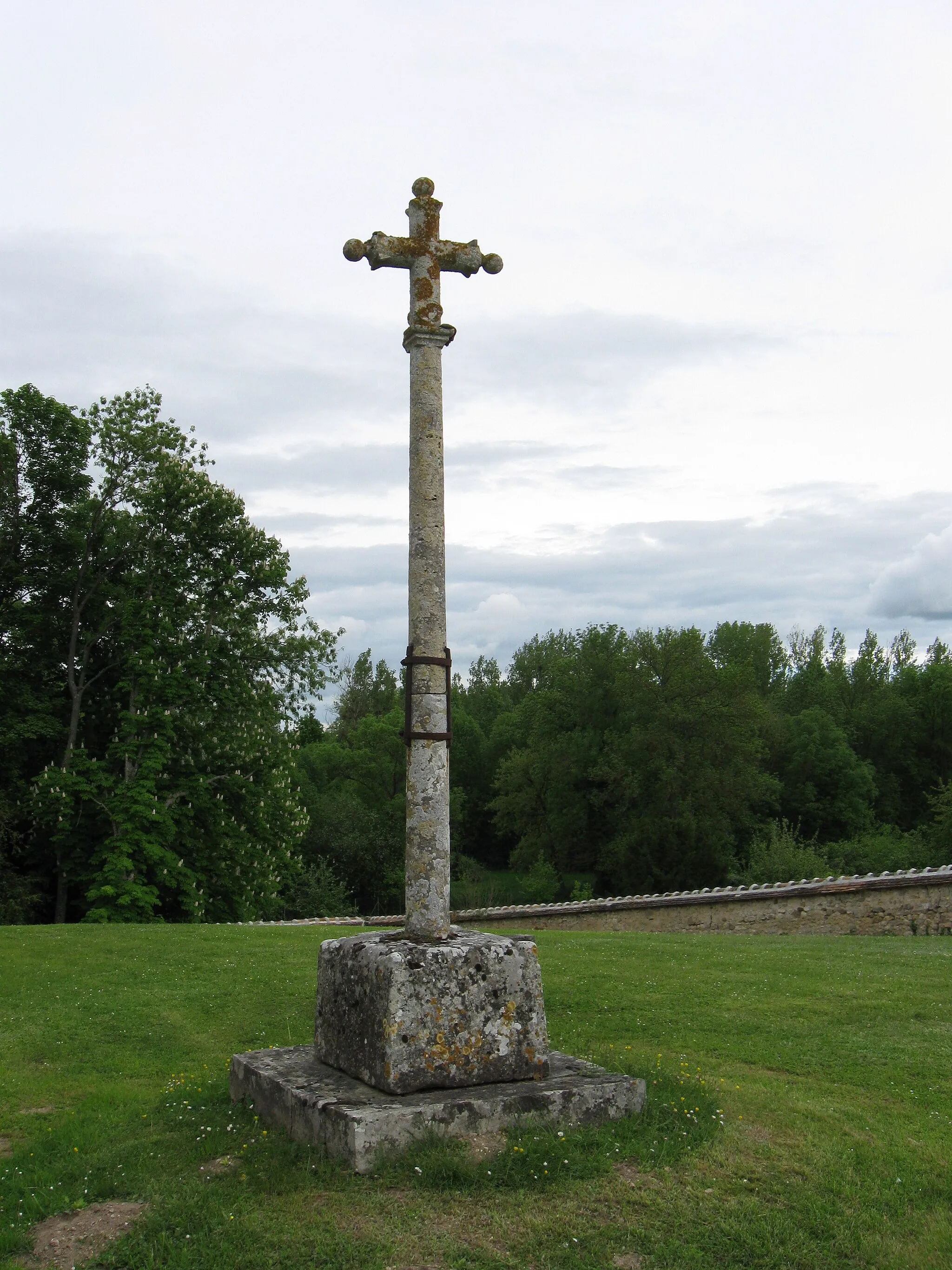 Photo showing: Croix centrale de l'ancien cimetière de Nonville. (département de la Seine-et-Marne, région Île-de-France).