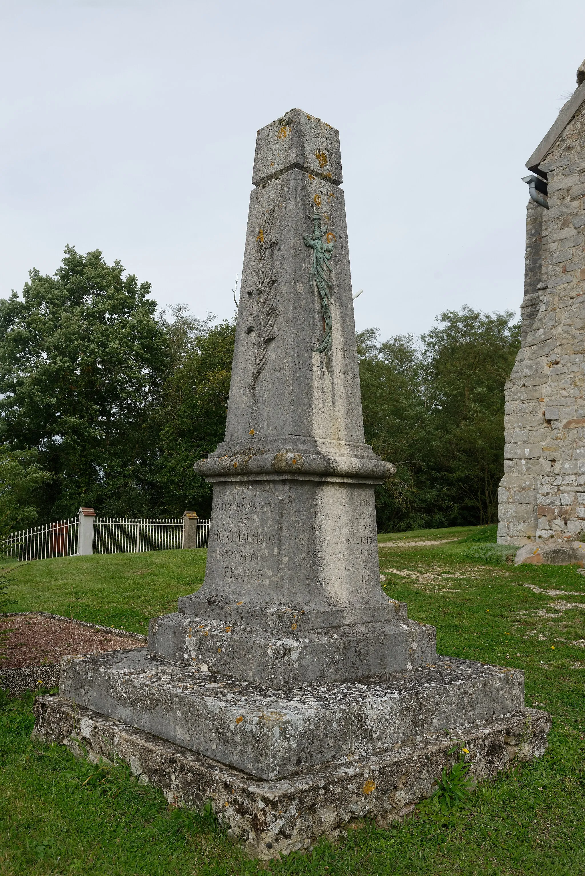 Photo showing: Monument aux morts devant le portail occidental de l'église Saint-Martin de Montmachoux en Seine-et-Marne, région Île-de-France.