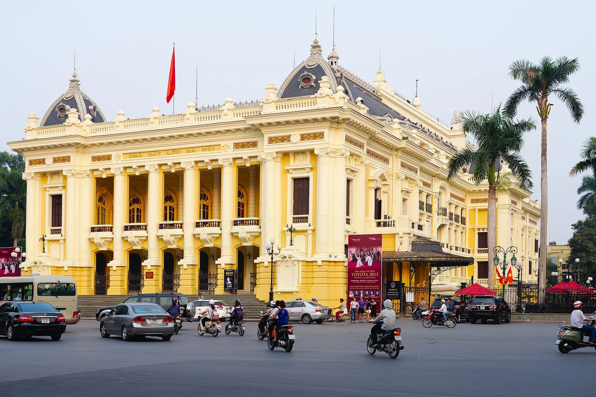 Photo showing: Hanoi opera house. Made as a copy of the Opera Garnier in Paris