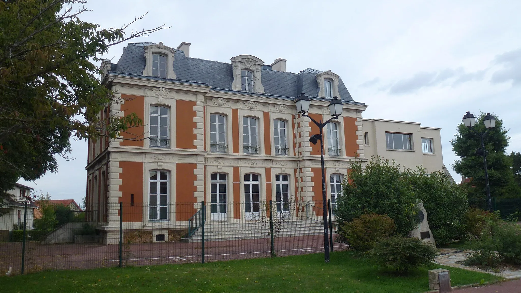 Photo showing: L'ancienne mairie de Combs-la-Ville.