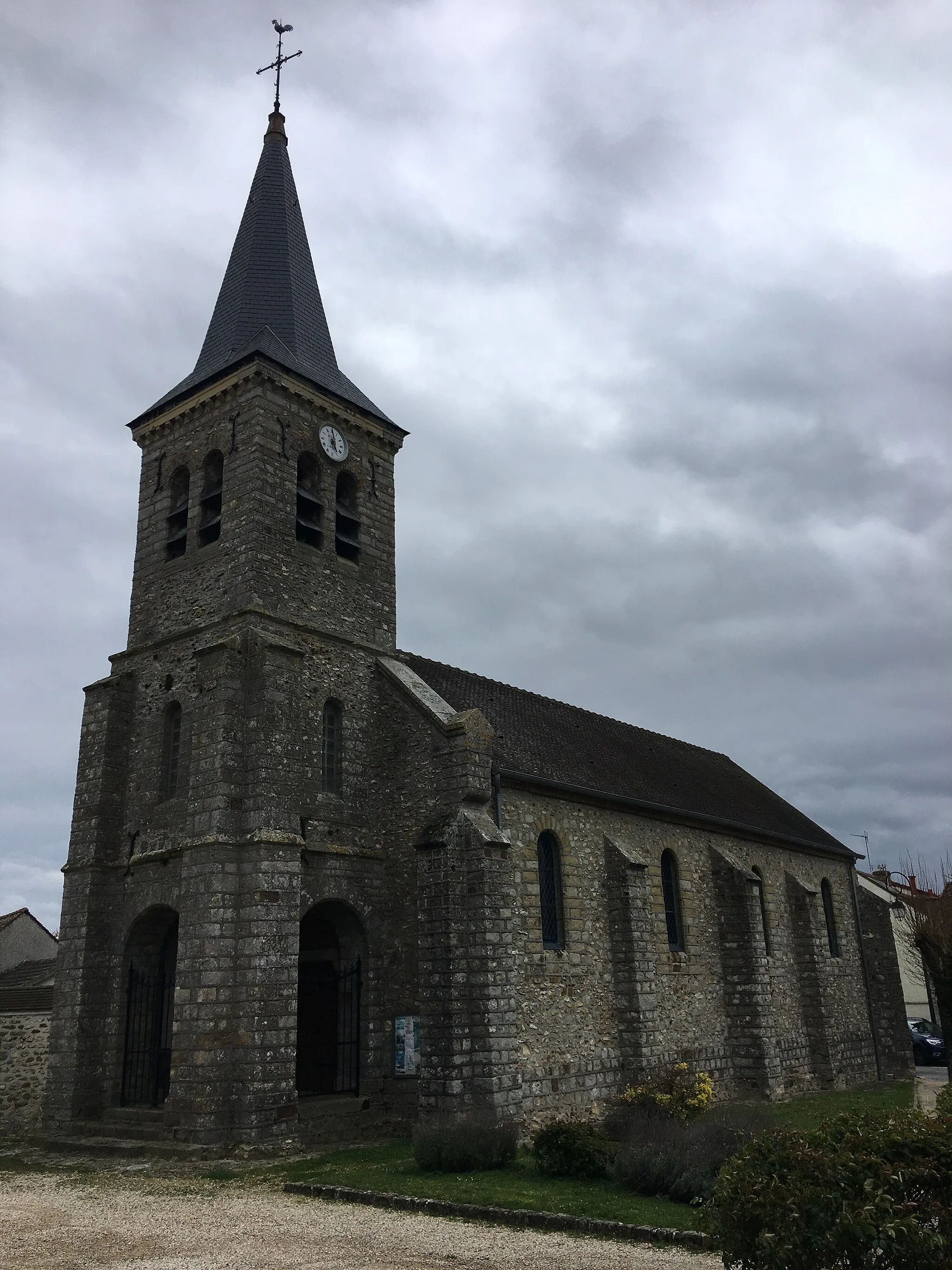 Photo showing: Église Saint-Martial de Champdeuil vue depuis son pied côté rue des fusées