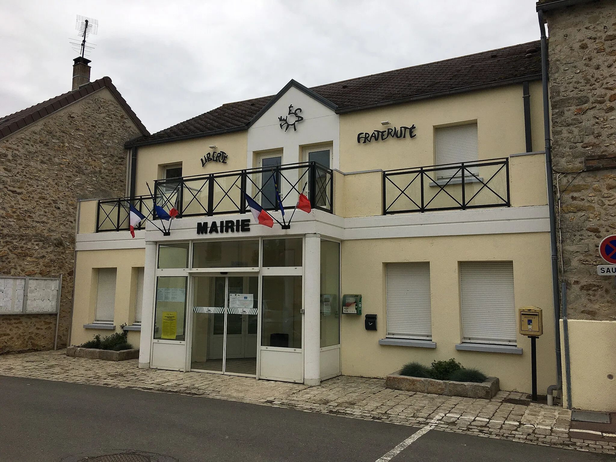 Photo showing: Vue de la Mairie de Champdeuil depuis la rue Grande