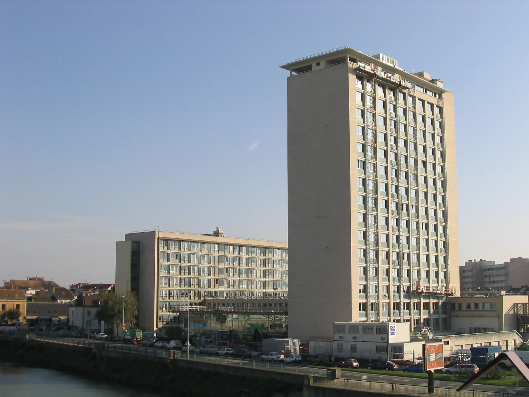 Photo showing: La cité administrative de Melun (quai Hippolyte Rossignol).