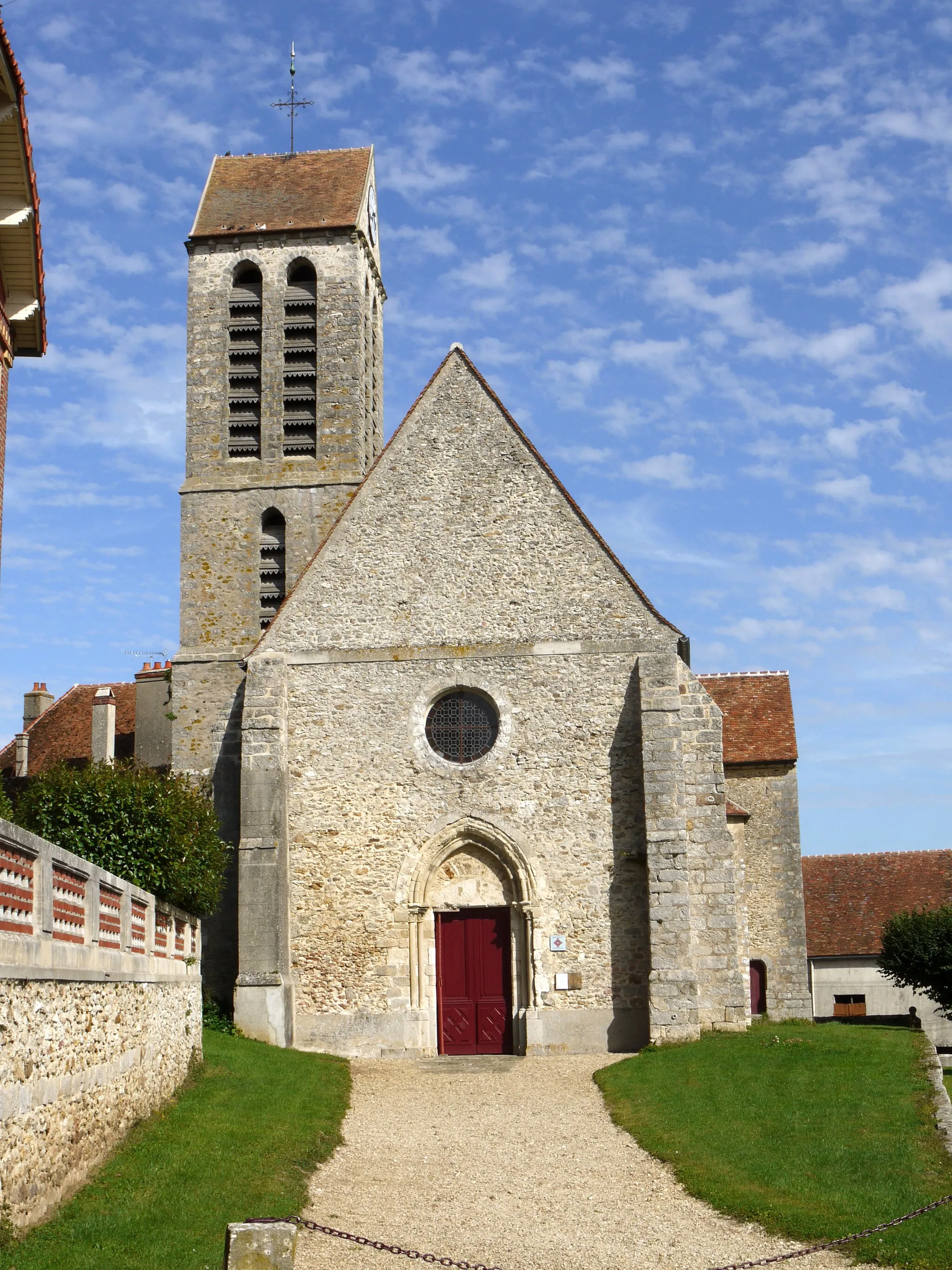 Photo showing: Church of Saint-Pierre de Bernay in Bernay-Vilbert, Seine et Marne, Ile de France. Church of the 12-13th century.