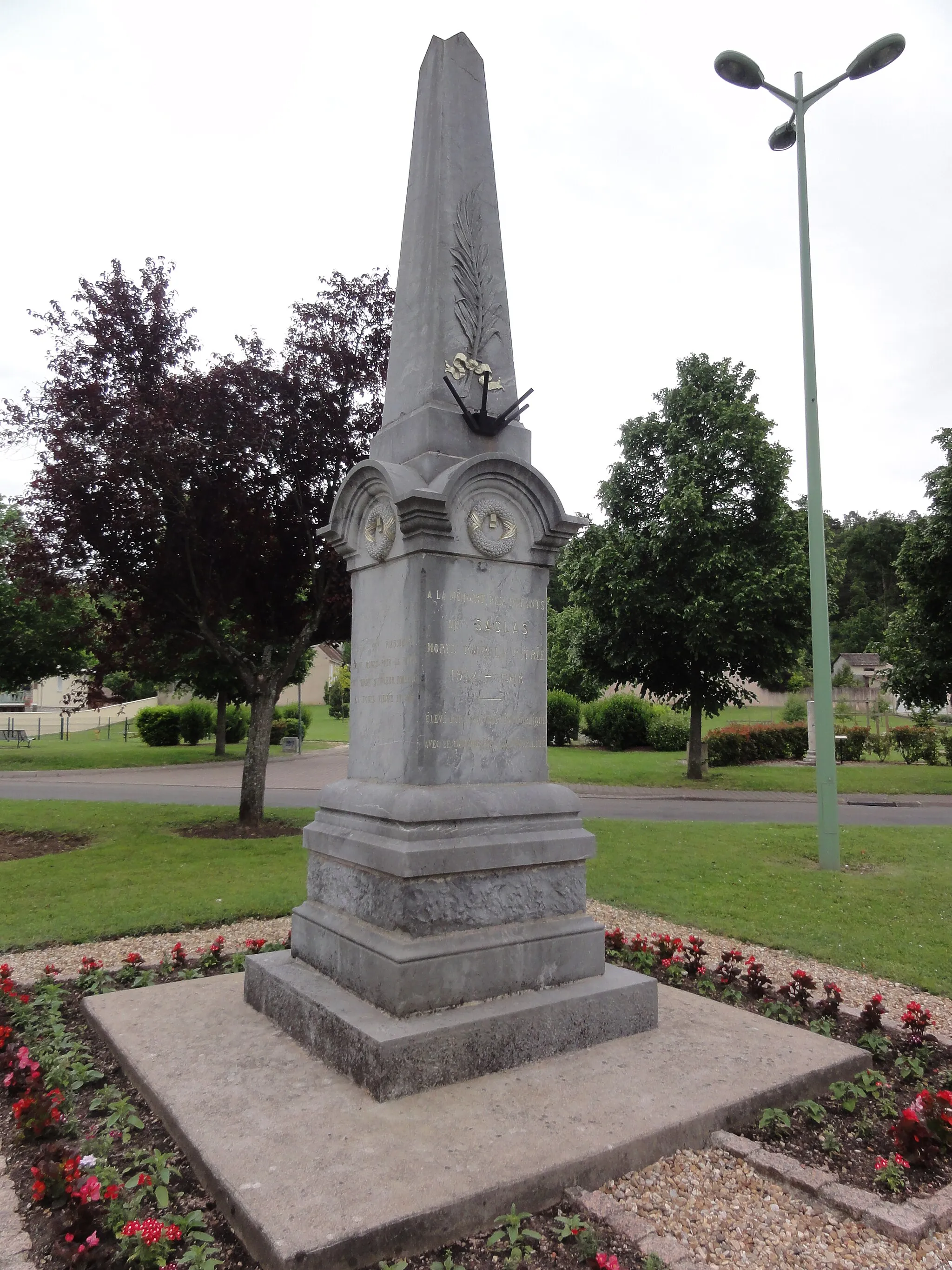Photo showing: Saclas (Essonne) Monument aux morts