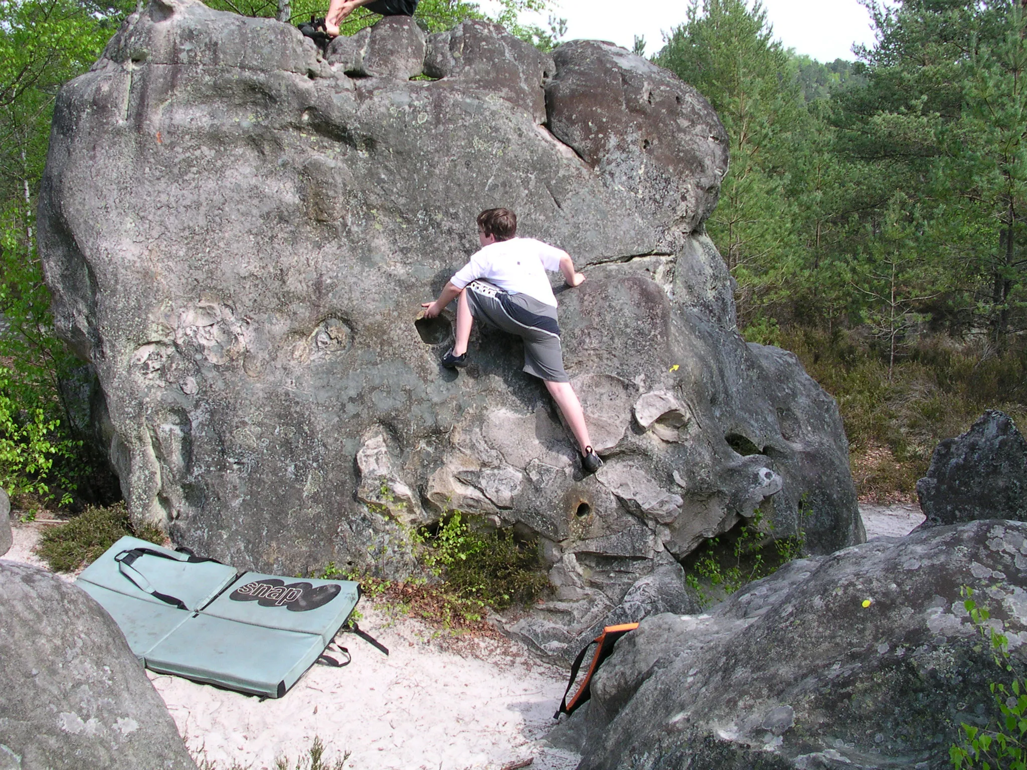 Photo showing: Bouldering in the 91.1 area (Noisy-sur-École, Fontainebleau forest)