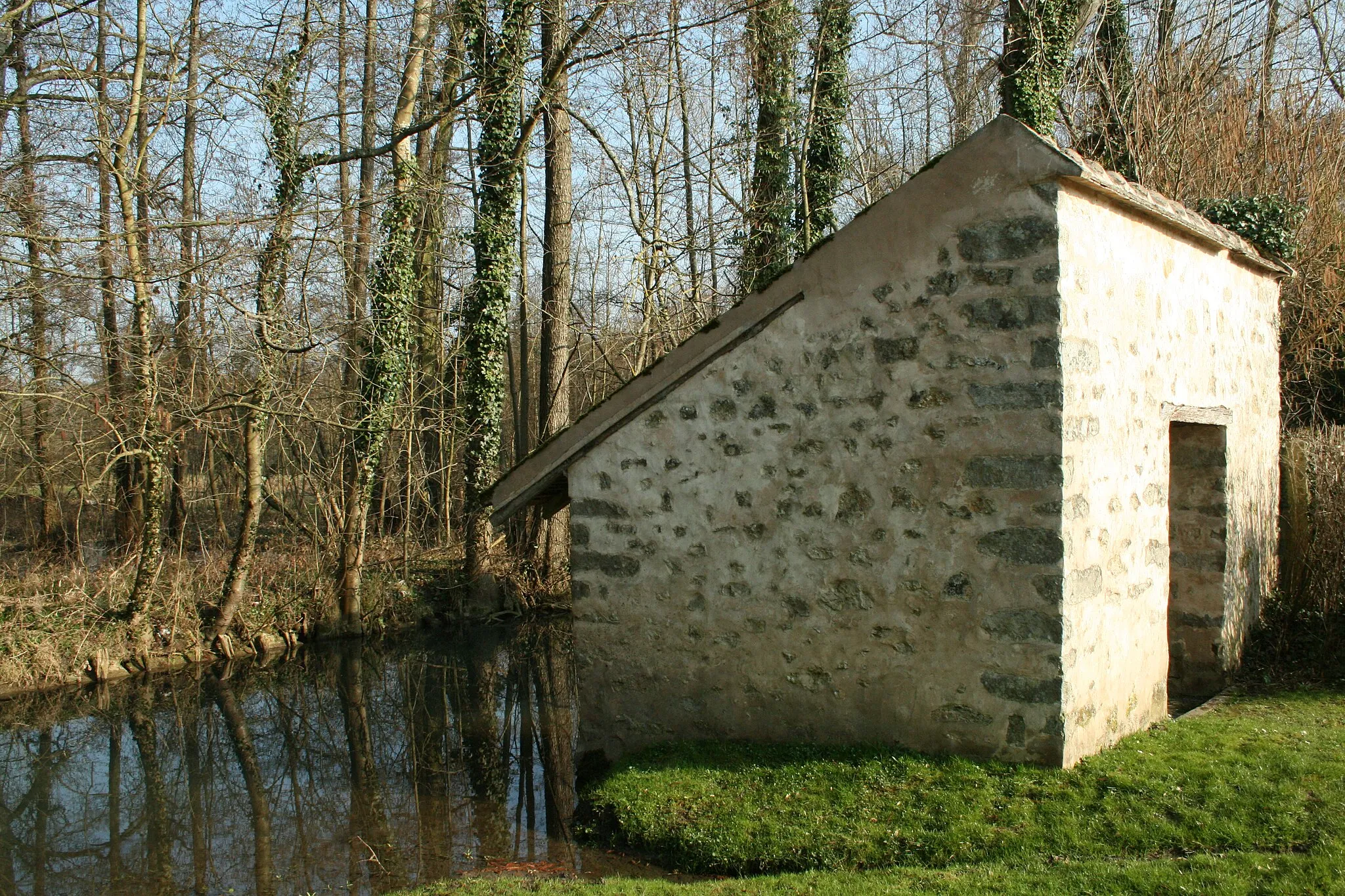 Photo showing: Le lavoir du hameau de Launoy. (commune de Treuzy-Levelay, département de Seine-et-Marne).