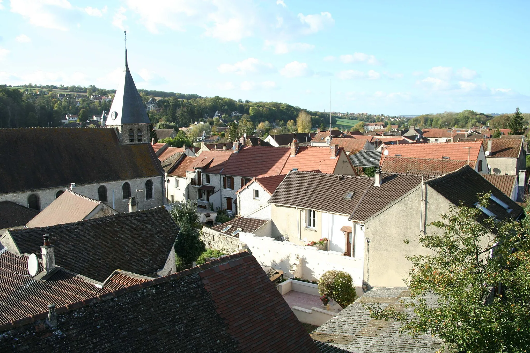 Photo showing: Vue de Nézel depuis la passerelle du chemin de fer - Yvelines (France)