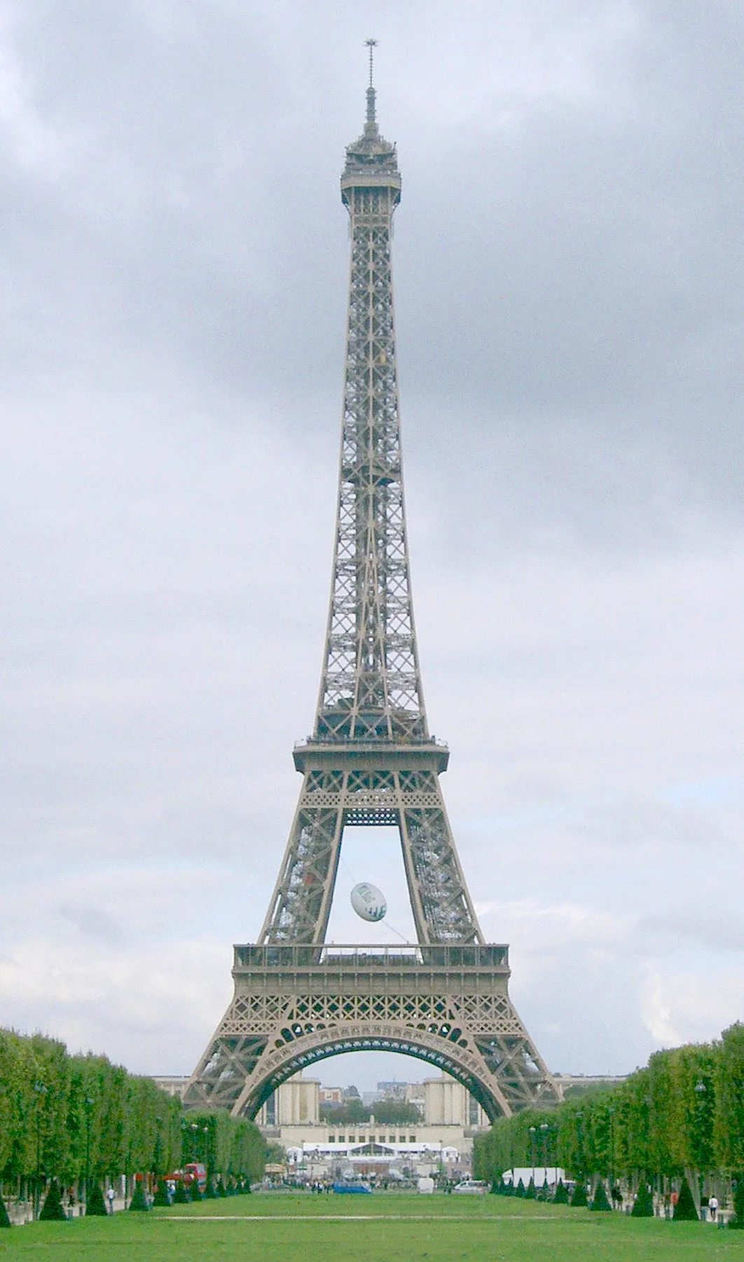 Photo showing: Information Ballon de rugby sous la Tour Eiffel à l'occasion de la coupe du monde de rugby 2007 en France