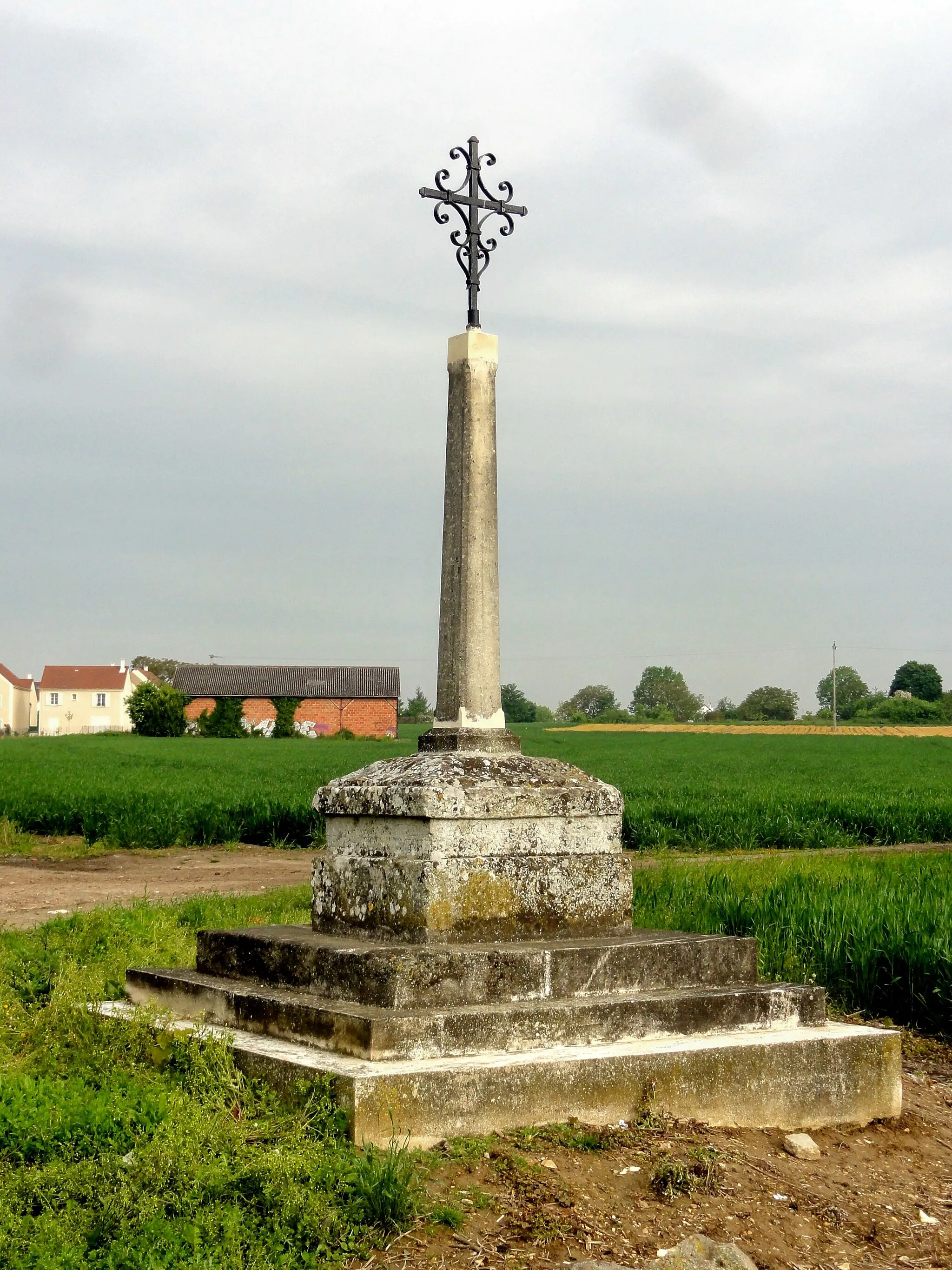 Photo showing: Croix d'Autel, ancienne route de Beauvais.
