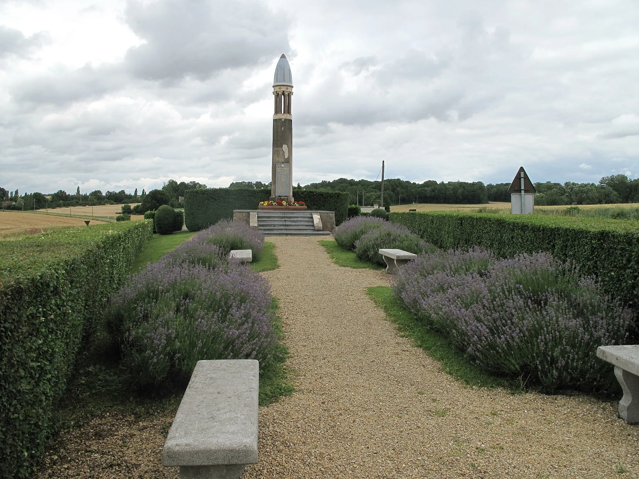 Photo showing: War memorial in Dagny (Seine-et-Marne, France).