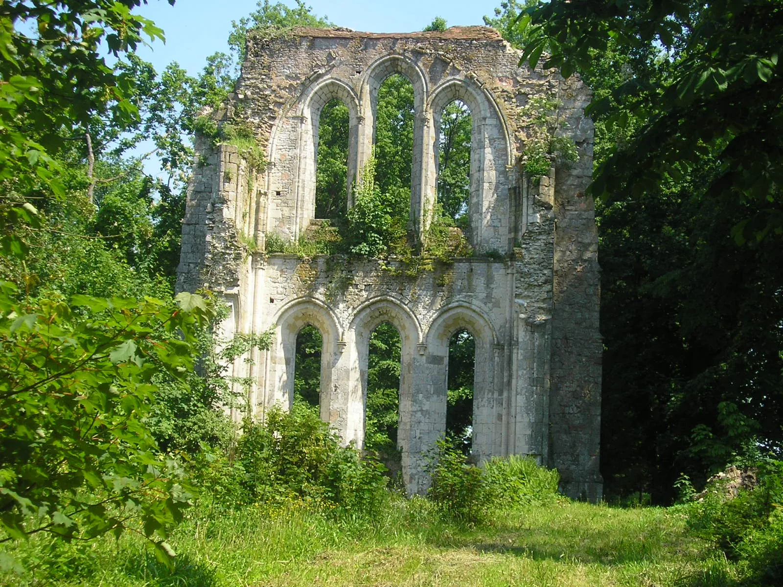 Photo showing: Eastern wall of the choir of Jouy Abbey