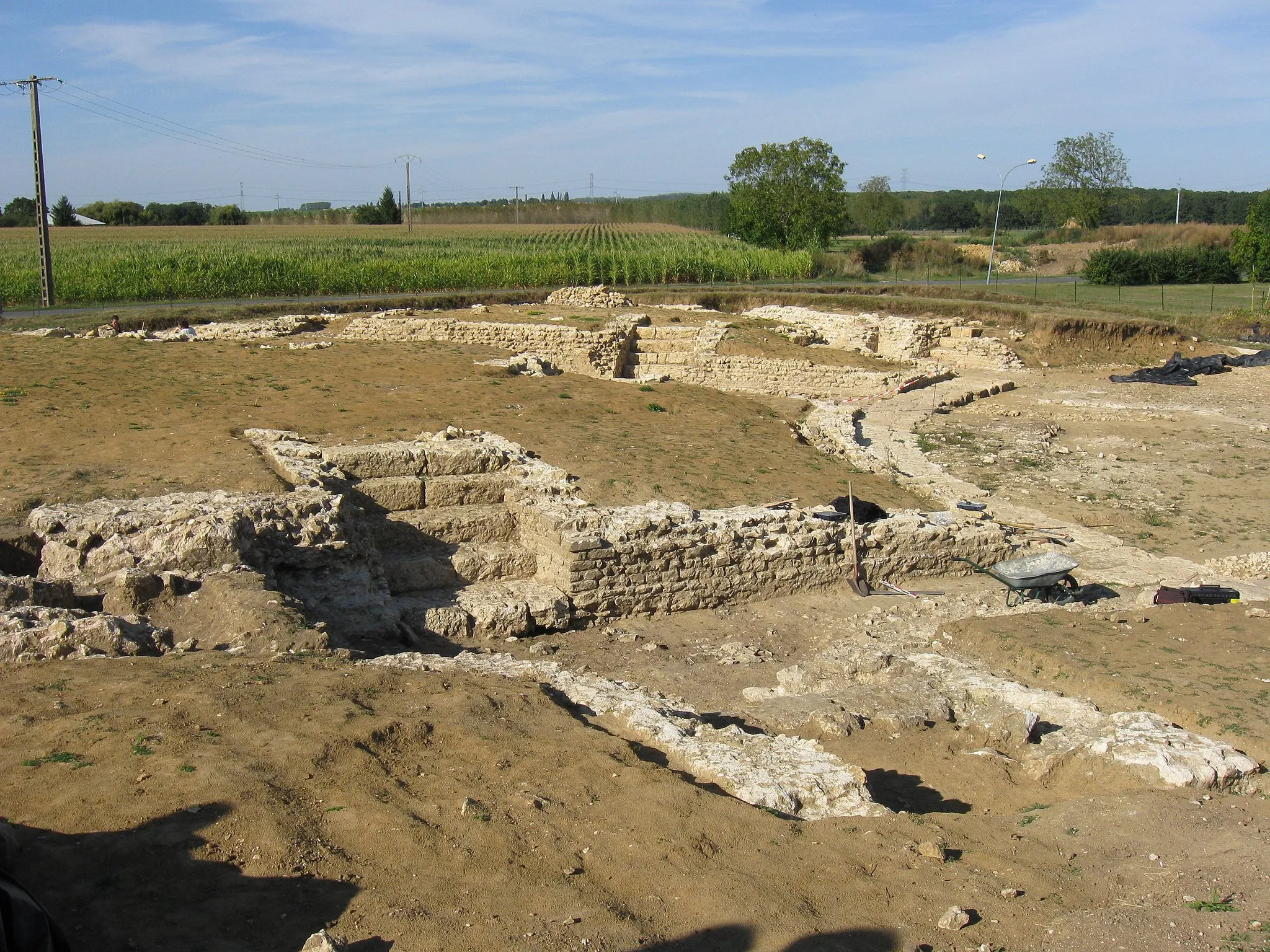 Photo showing: Fouilles archéologiques sur le site du théâtre antique de Châteaubleau (en 2012). (cad. A 239 et ZA 103). (département de la Seine et Marne, région Île-de-France).