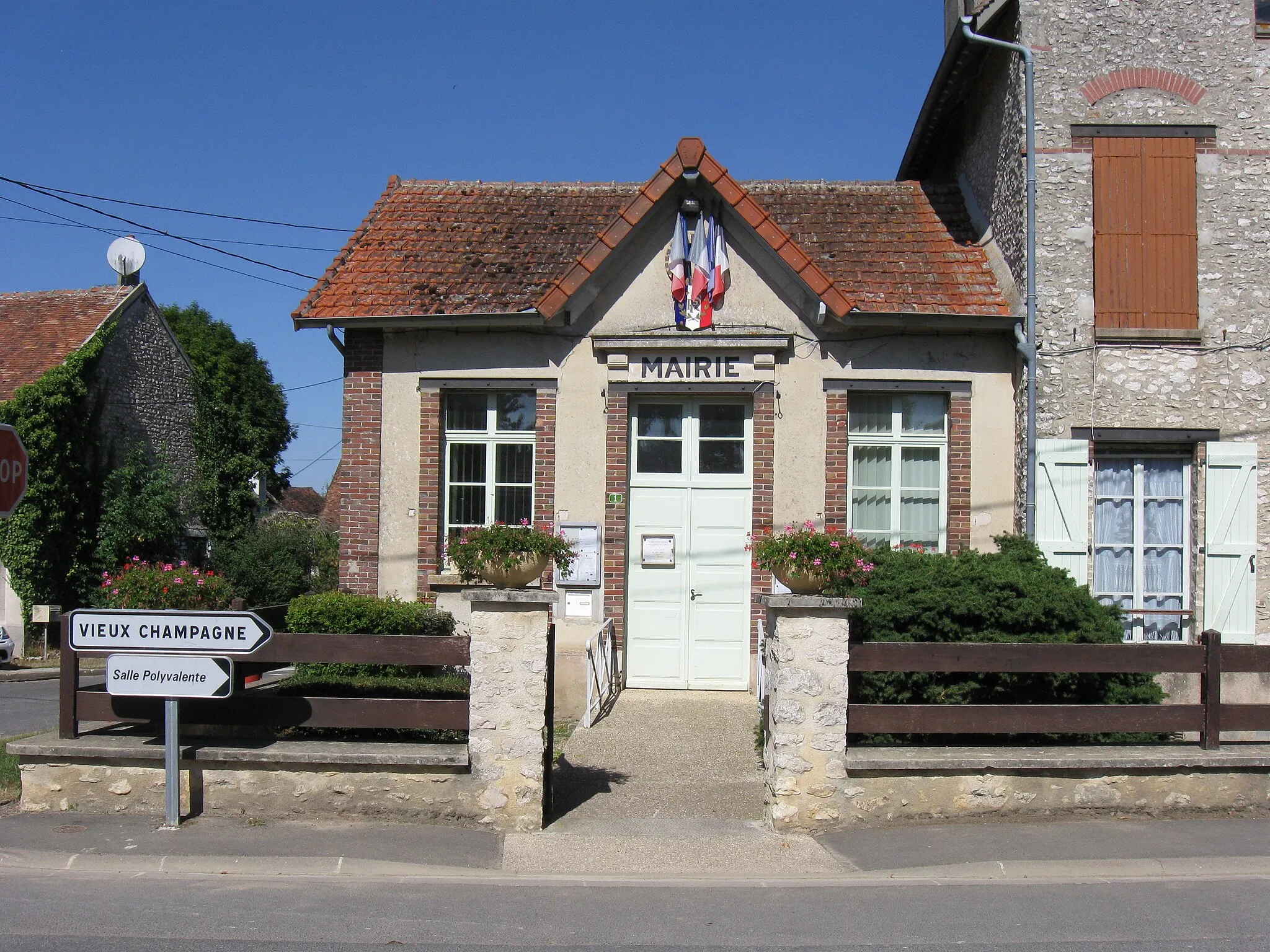 Photo showing: Mairie de Châteaubleau. (département de la Seine et Marne, région Île-de-France).