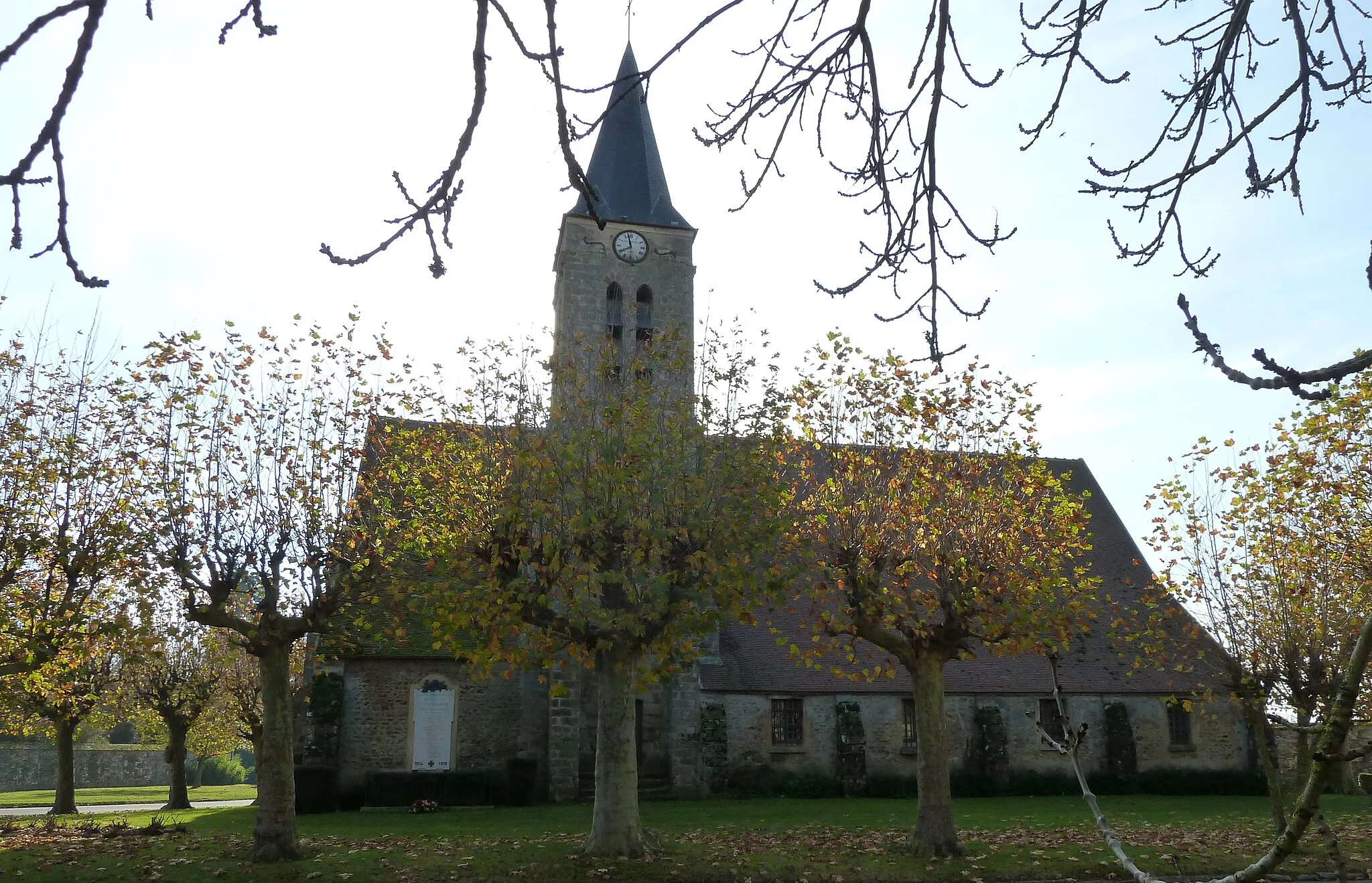 Photo showing: L'église de la commune de Aubepierre, canton de Mormant, commune qui compte beaucoup de hameaux dispersés à travers champs.
PA00086799