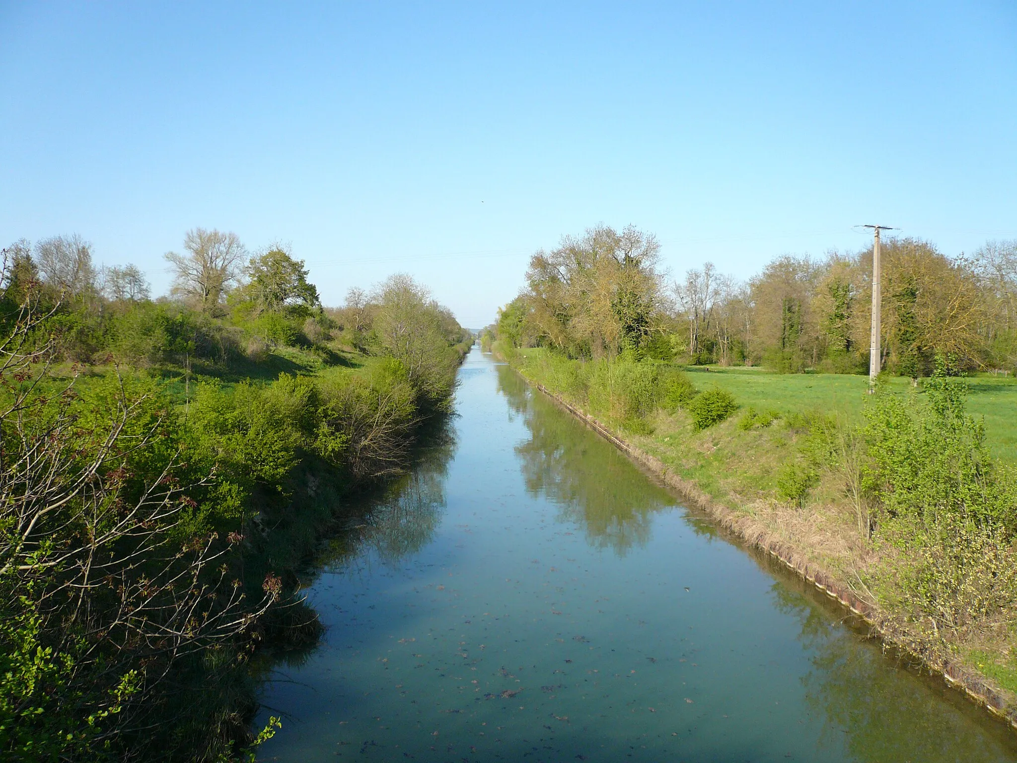 Photo showing: Canal des Ormes ou canal d'amenée de la Seine à l'usine des Ormes-sur-Voulzie, Seine-et-Marne, Île-de-France, France