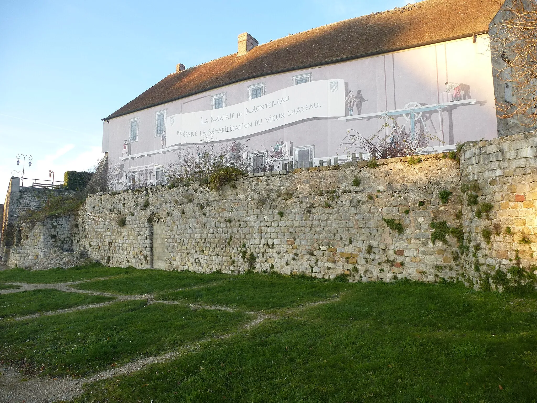 Photo showing: Restes des tours en bordure de l'Yonne de l'ancien château de Montereau-Fault-Yonne. (département de la Seine-et-Marne, région Île-de-France).