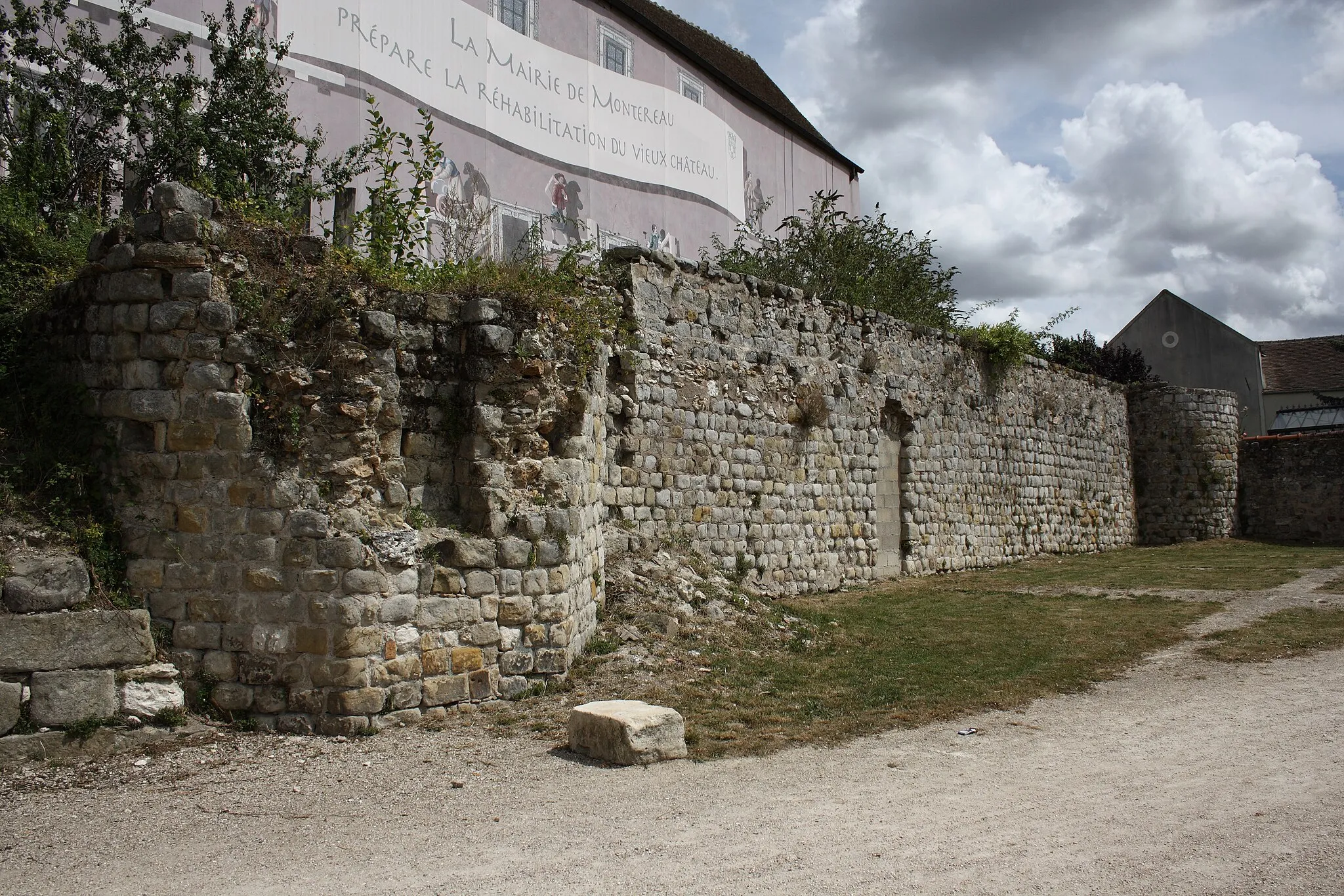 Photo showing: Mauer der Burg von Montereau-Fault-Yonne im Département Seine-et-Marne in der Region Île-de-France (Frankreich), Ende 12./Anfang 13. Jahrhundert