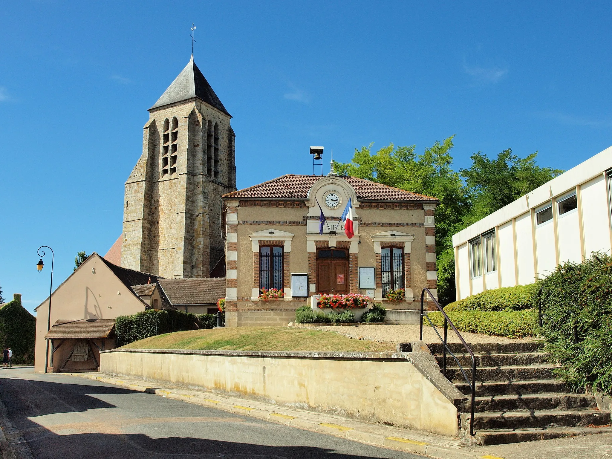 Photo showing: Mairie & église Notre-Dame de Chaumont (Yonne, France)