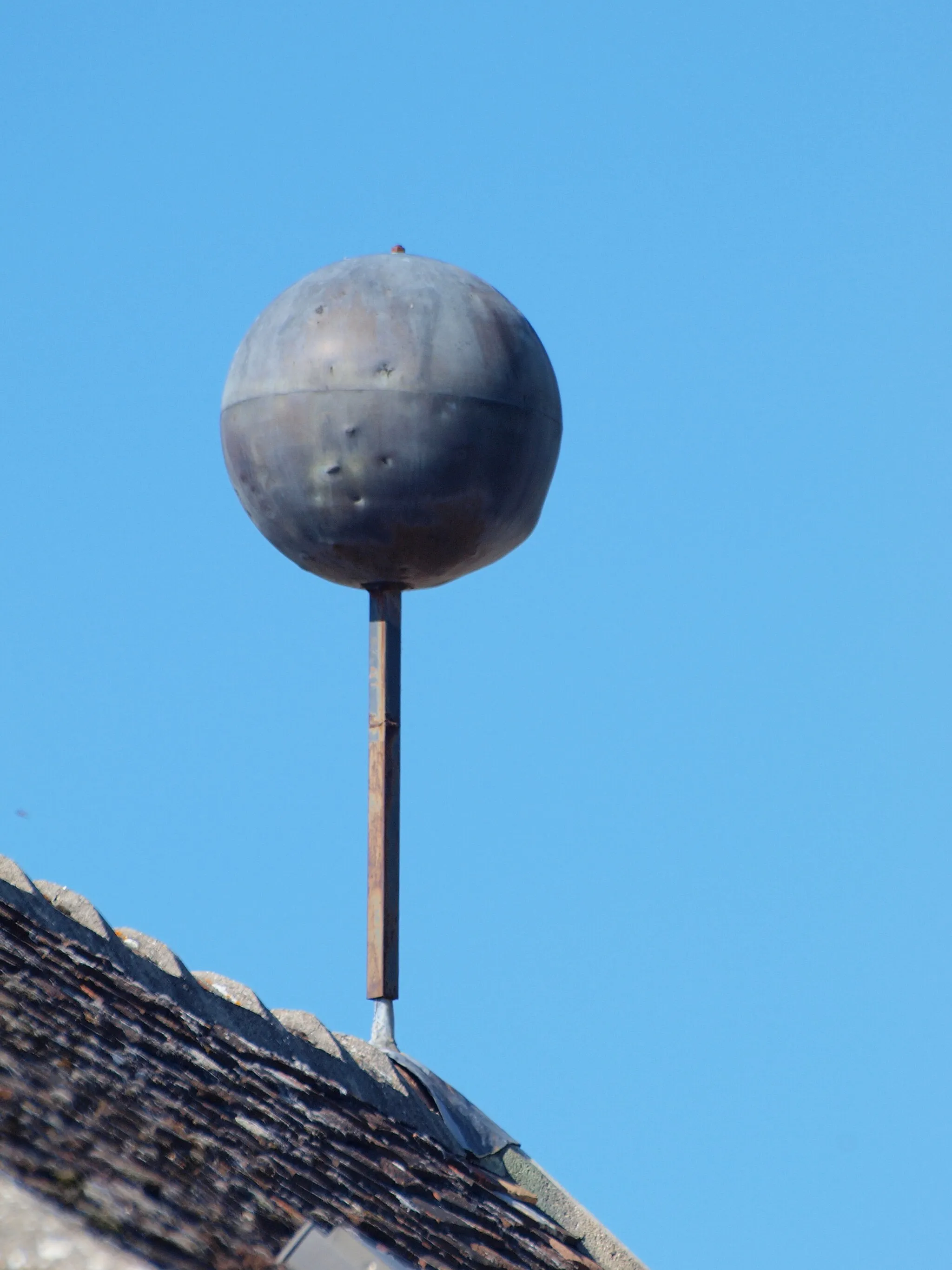 Photo showing: Thoury-Ferrottes (Seine et Marne, France) ; la boule d'or (de cuivre, en fait) de l'ancienne Auberge de la Boule d'Or.