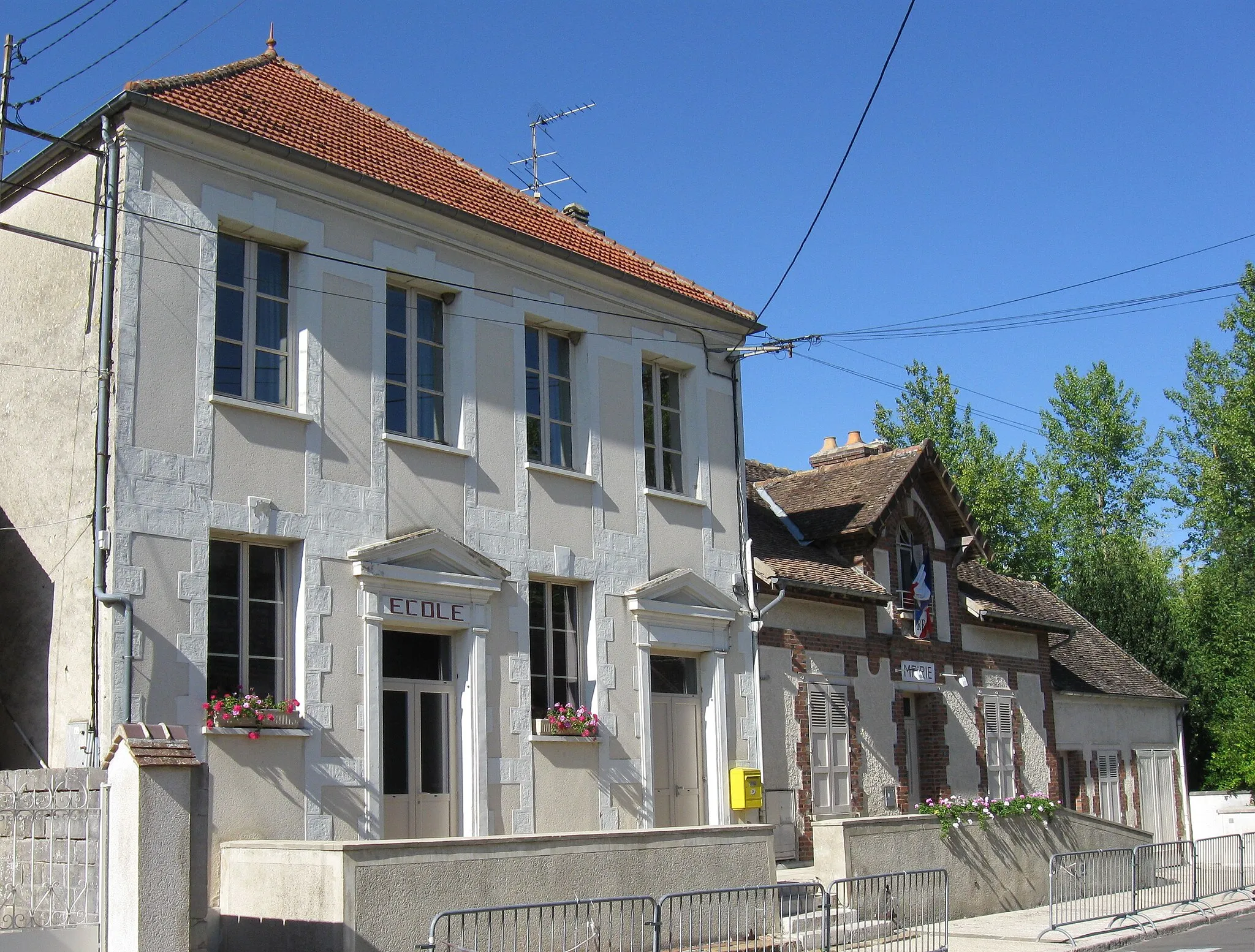 Photo showing: Mairie et école d'Égligny. (Seine-et-Marne, région Île-de-France).