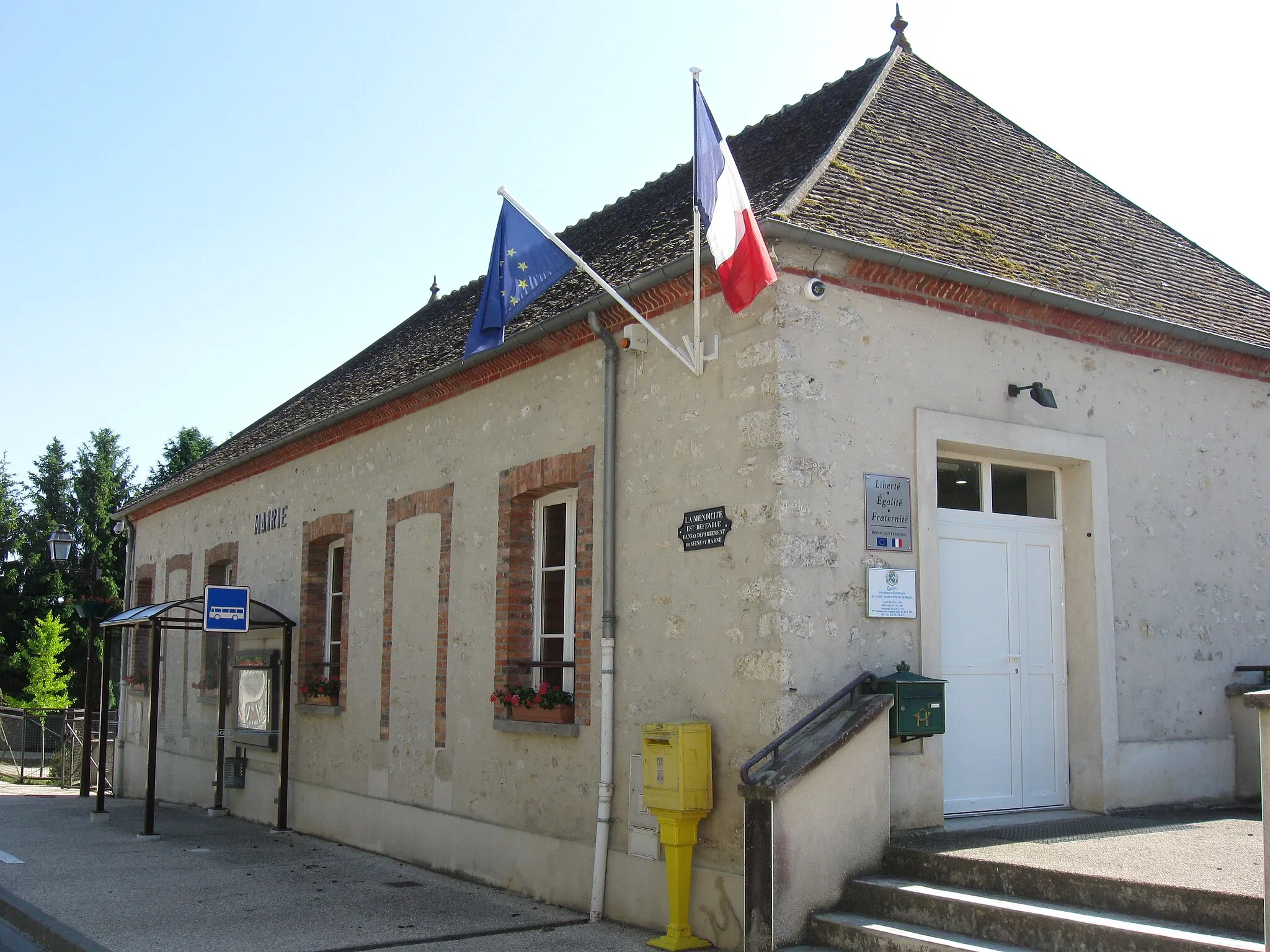 Photo showing: Mairie de Chalmaison. (Seine-et-Marne, région Île-de-France).