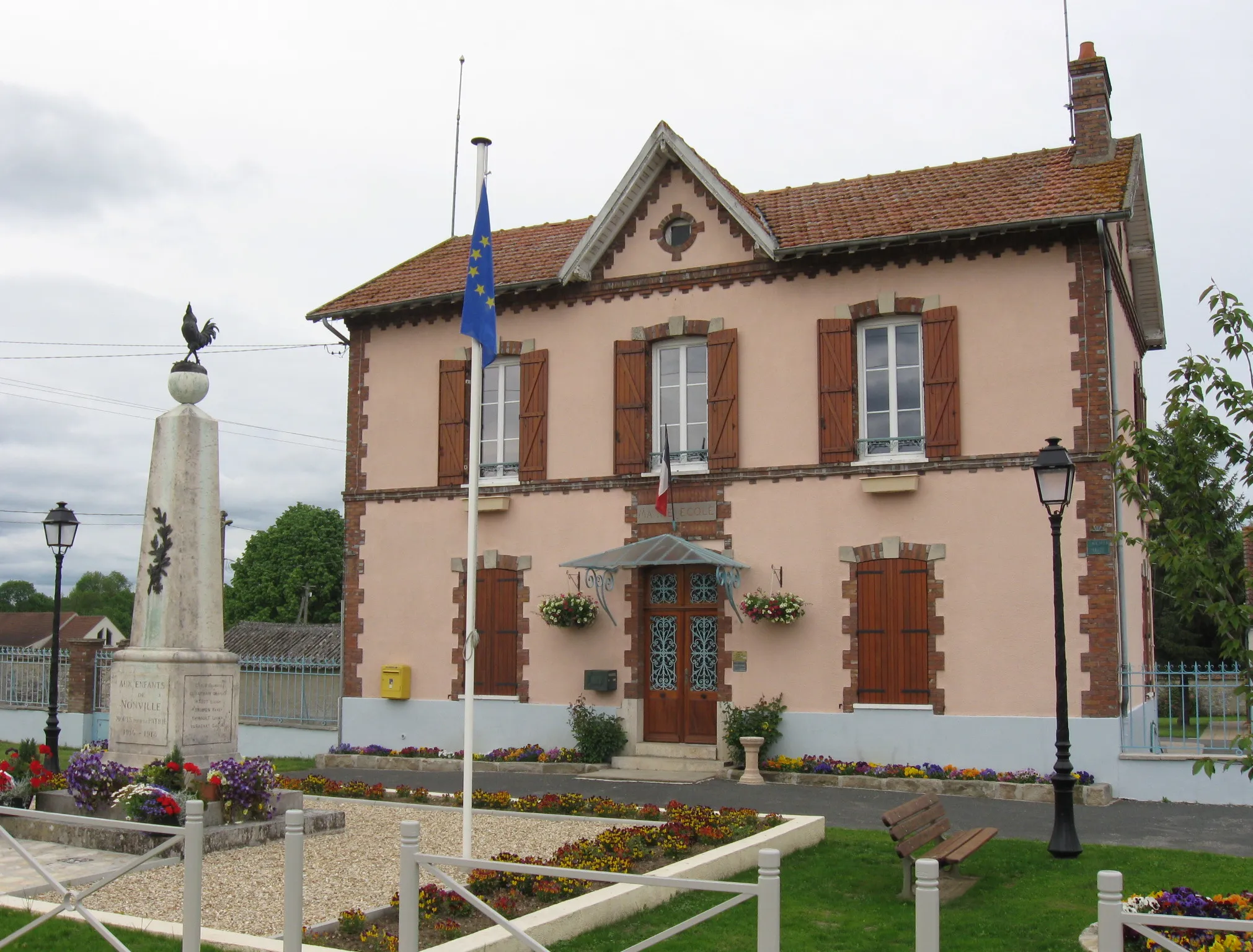 Photo showing: Mairie-école de  Nonville. (département de la Seine et Marne, région Île-de-France).