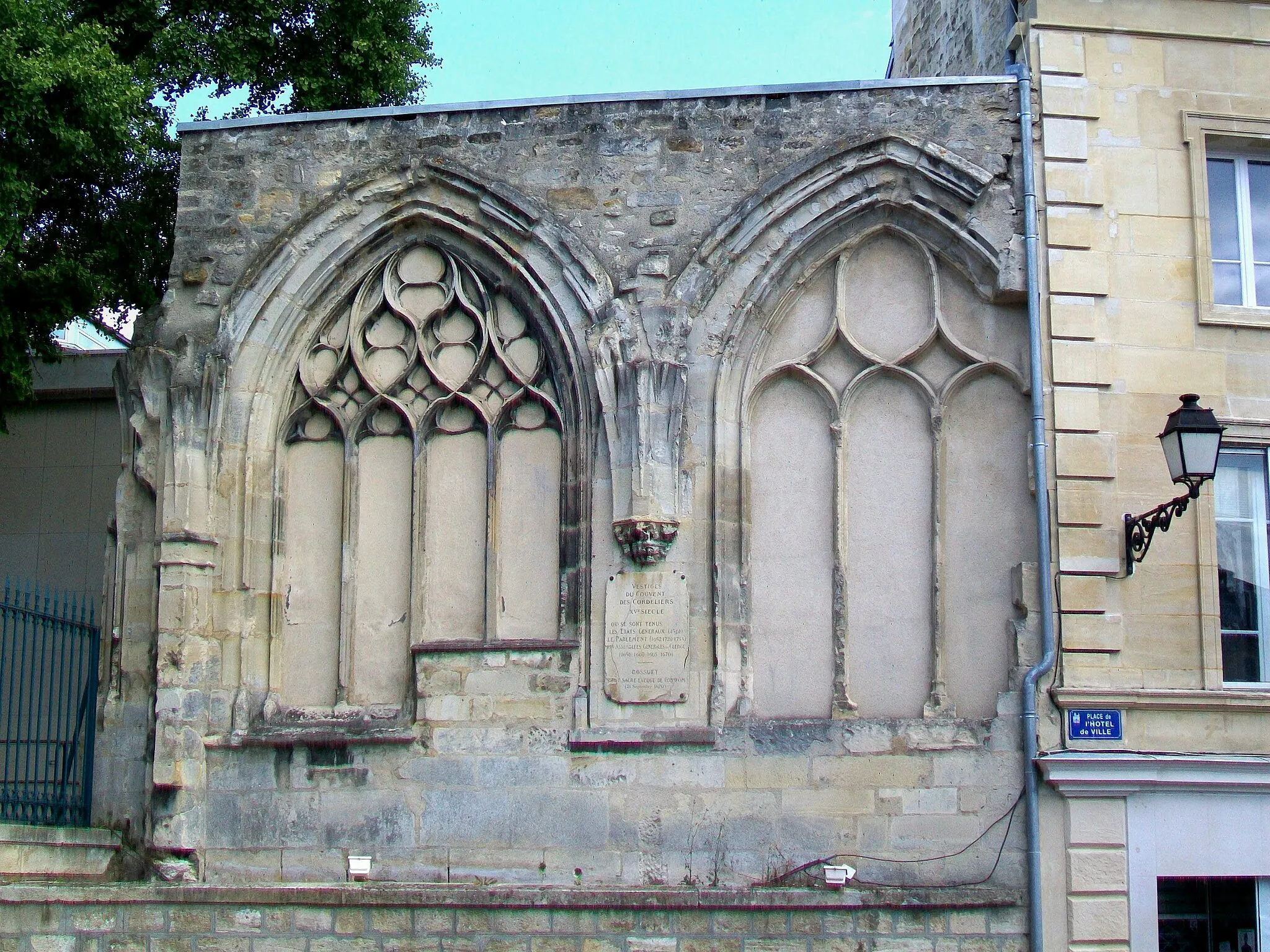 Photo showing: La ruine de l'église des Cordeliers construite en 1485, place de l'Hôtel de ville.