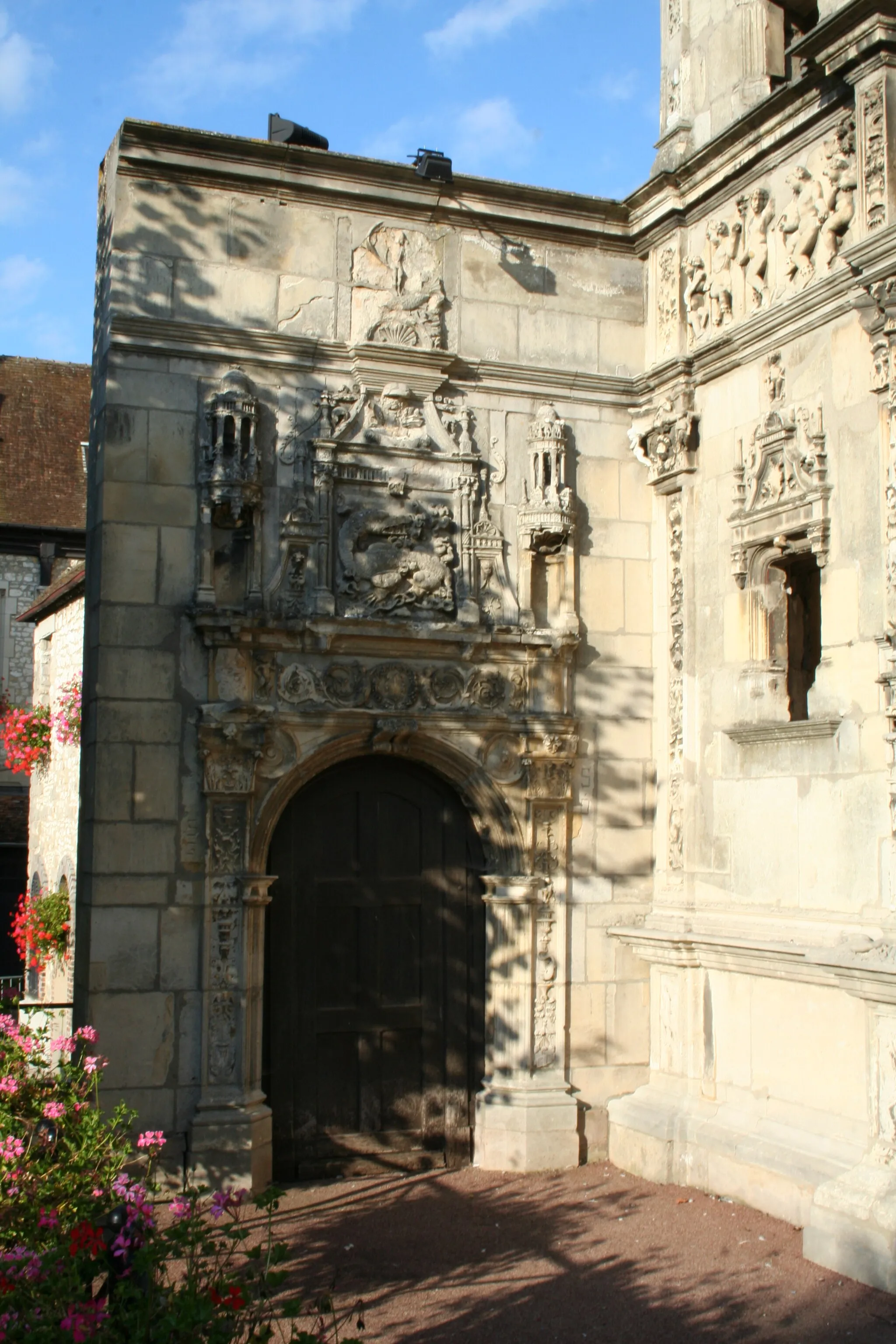 Photo showing: Détail de la façade dite « François Ier », dans la cour de l'hôtel de ville de Moret-sur-Loing.