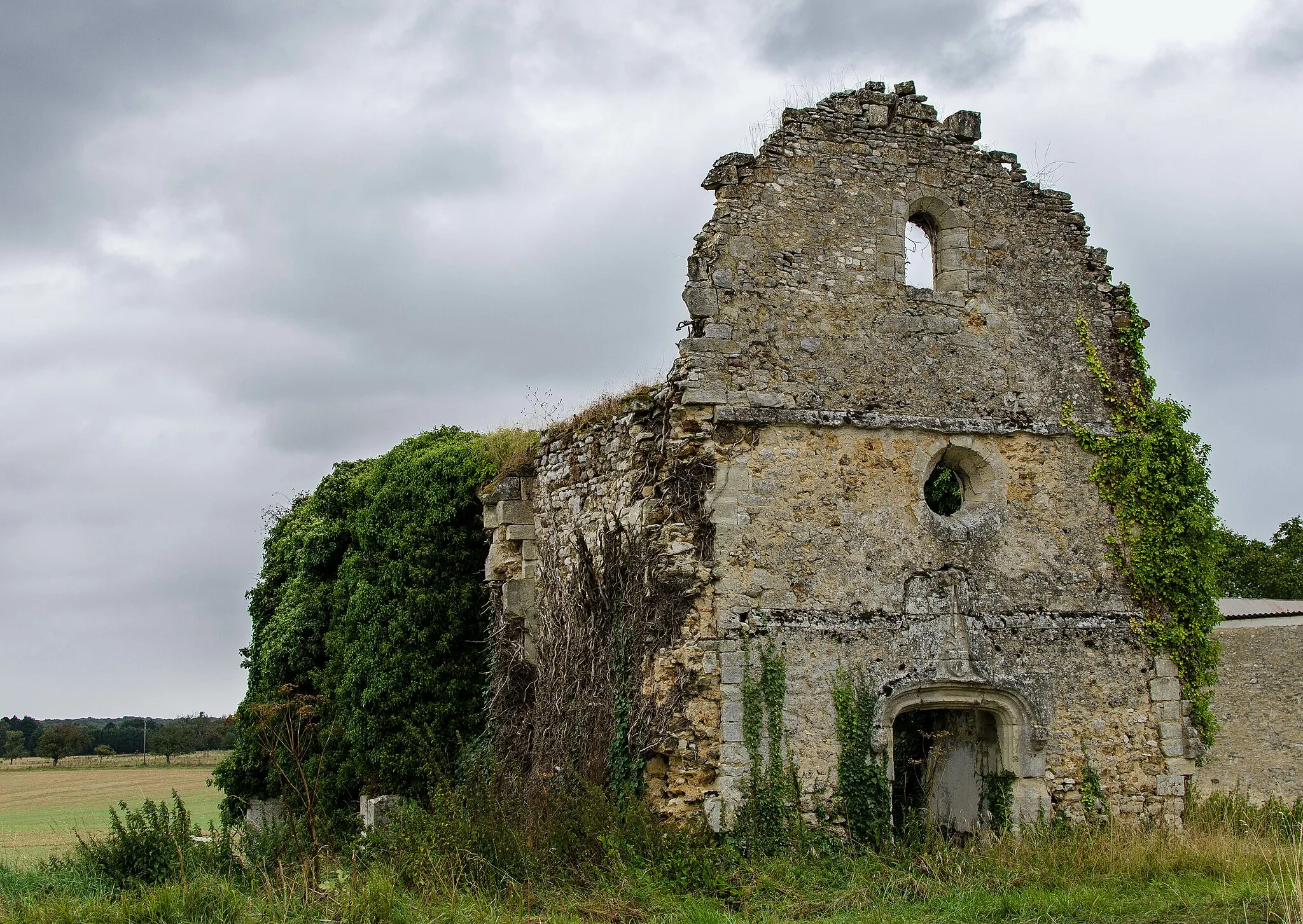 Photo showing: Vestiges de la chapelle Saint-Laurent à Méré, Chaussy, Val-d'Oise.