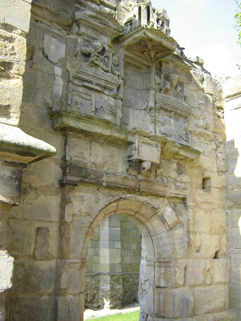 Photo showing: Porche d'entrée de l'ancienne église de Génicourt du XIIème siècle, visible aujourd'hui sur les vestiges jouxtant le nouvel édifice datant de 1905.