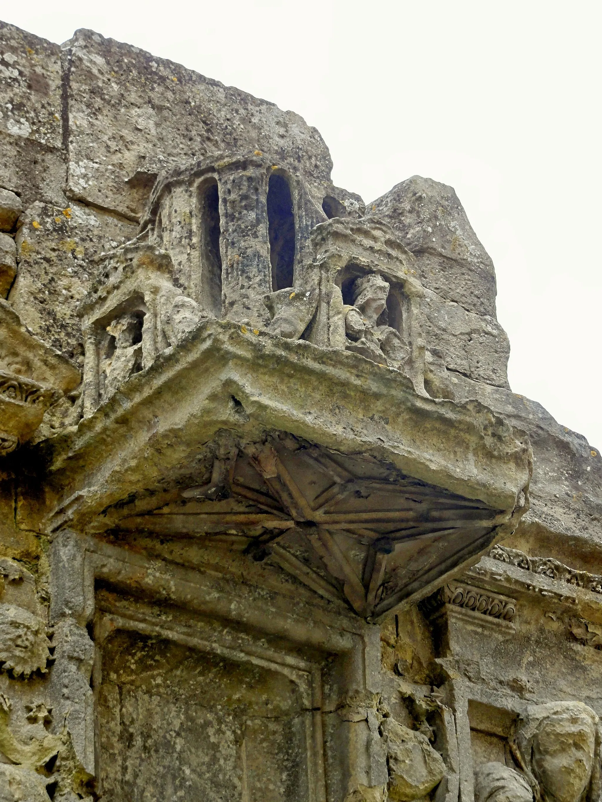 Photo showing: Dais au dessus de l'ancien portail.