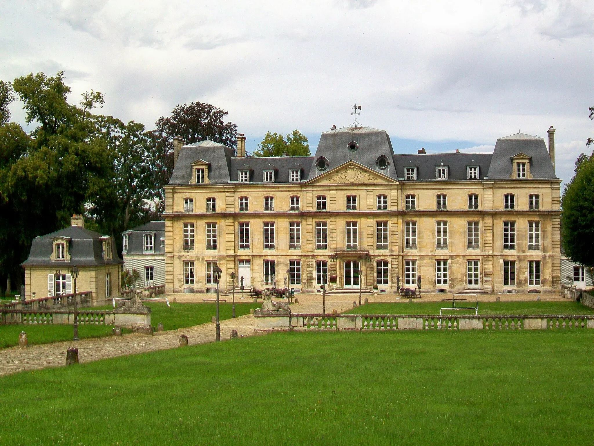 Photo showing: Château de Nointel ; façade est sur l'avenue de Verdun.