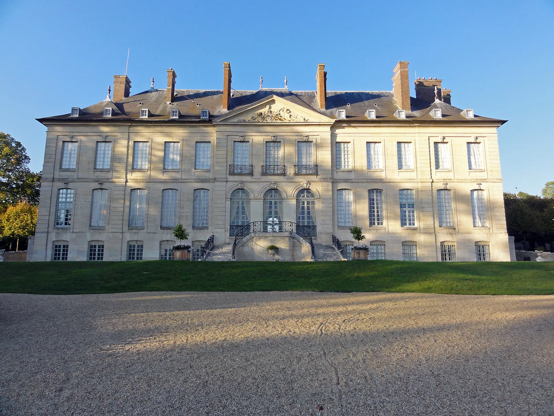 Photo showing: Façade sud du château du Haut. Domaine de Villarceaux, Chaussy, Val-d'Oise, France.