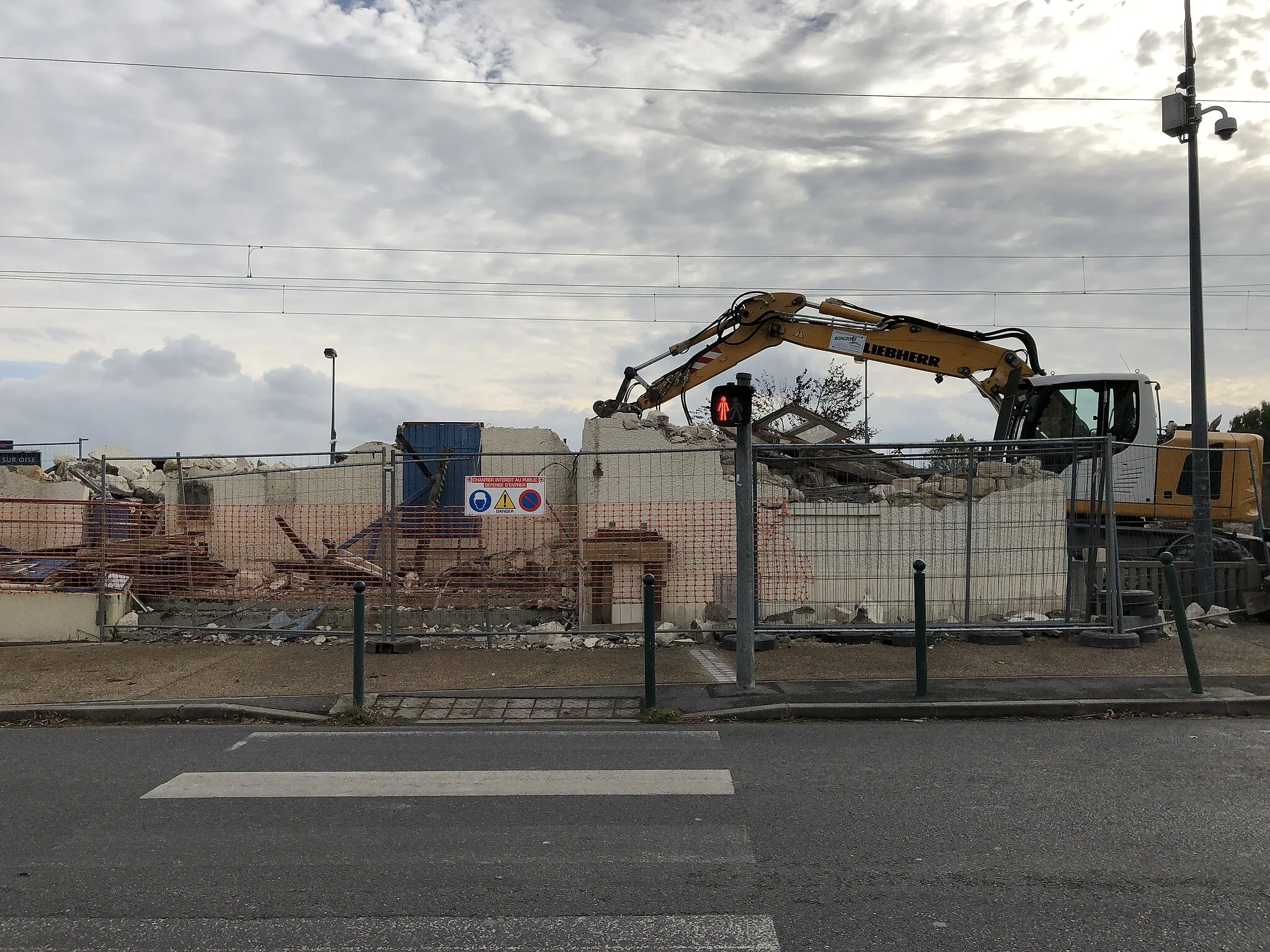 Photo showing: Destruction en cours de l'ancien Bâtiment Voyageur de la gare de Champagne sur Oise