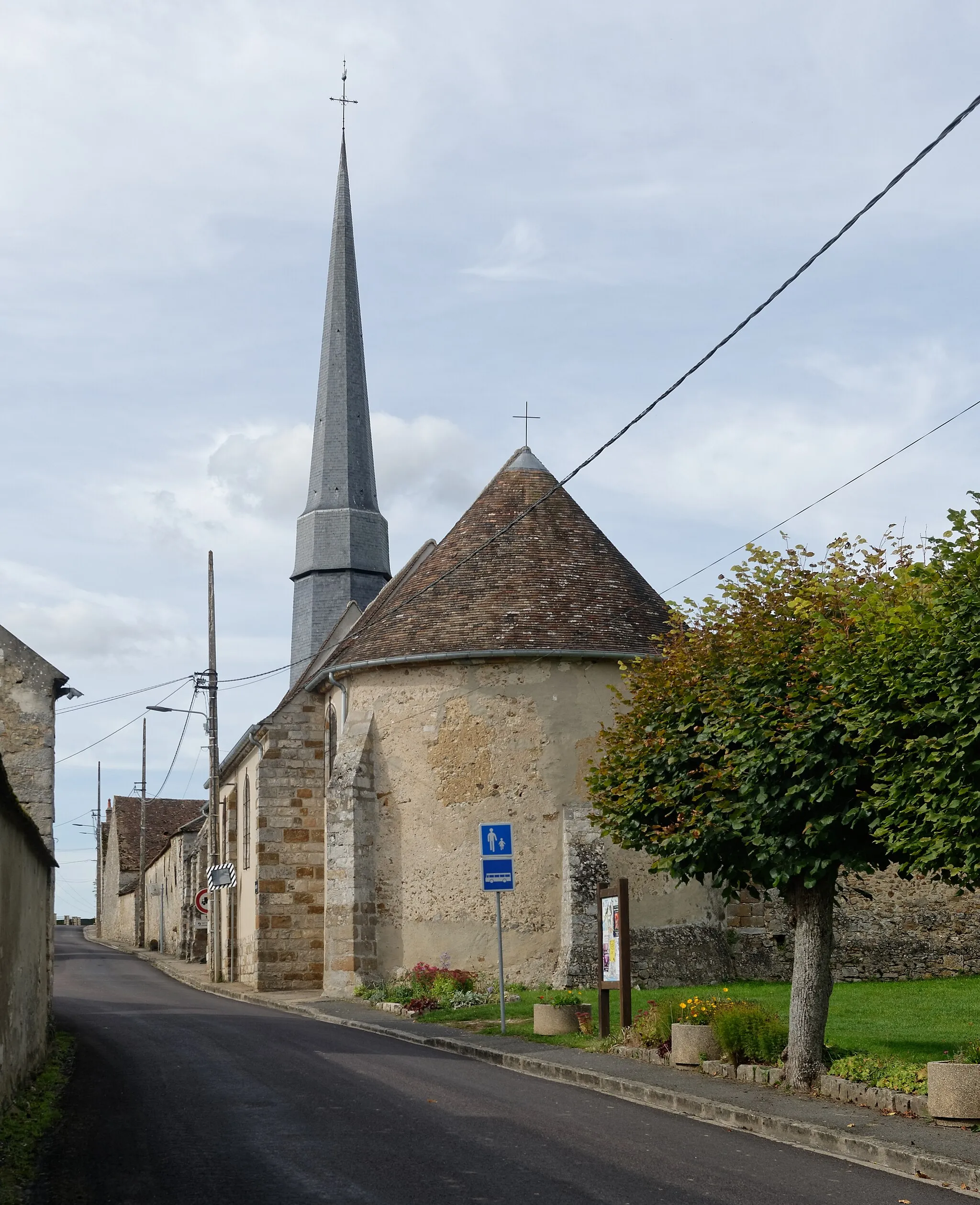 Photo showing: Abside de l'église Sainte-Geneviève vue depuis la grande rue à Diant en Seine-et-Marne, dans la région Île-de-France.