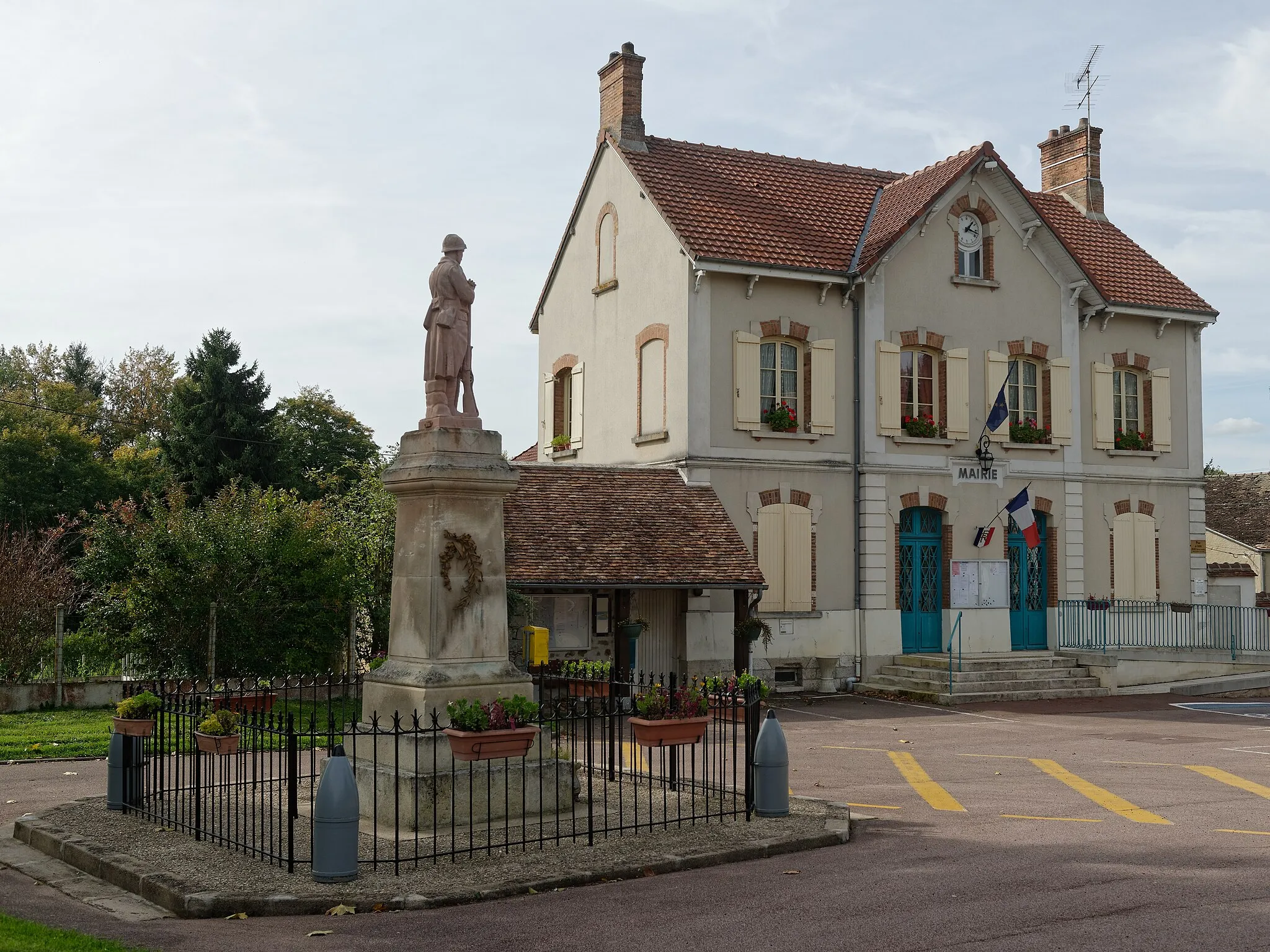 Photo showing: Mairie et monument aux morts à Diant, en Seine-et-Marne, dans la région Île-de-France