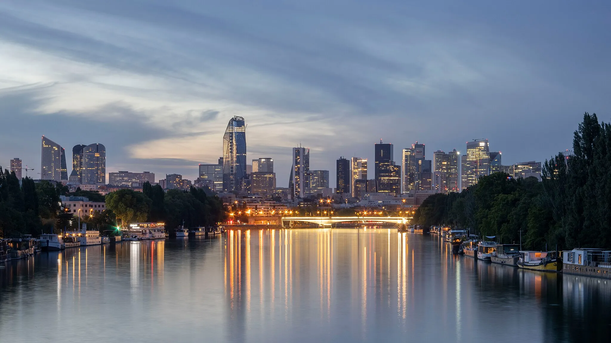 Photo showing: La Défense vue depuis la passerelle de l'Avre.