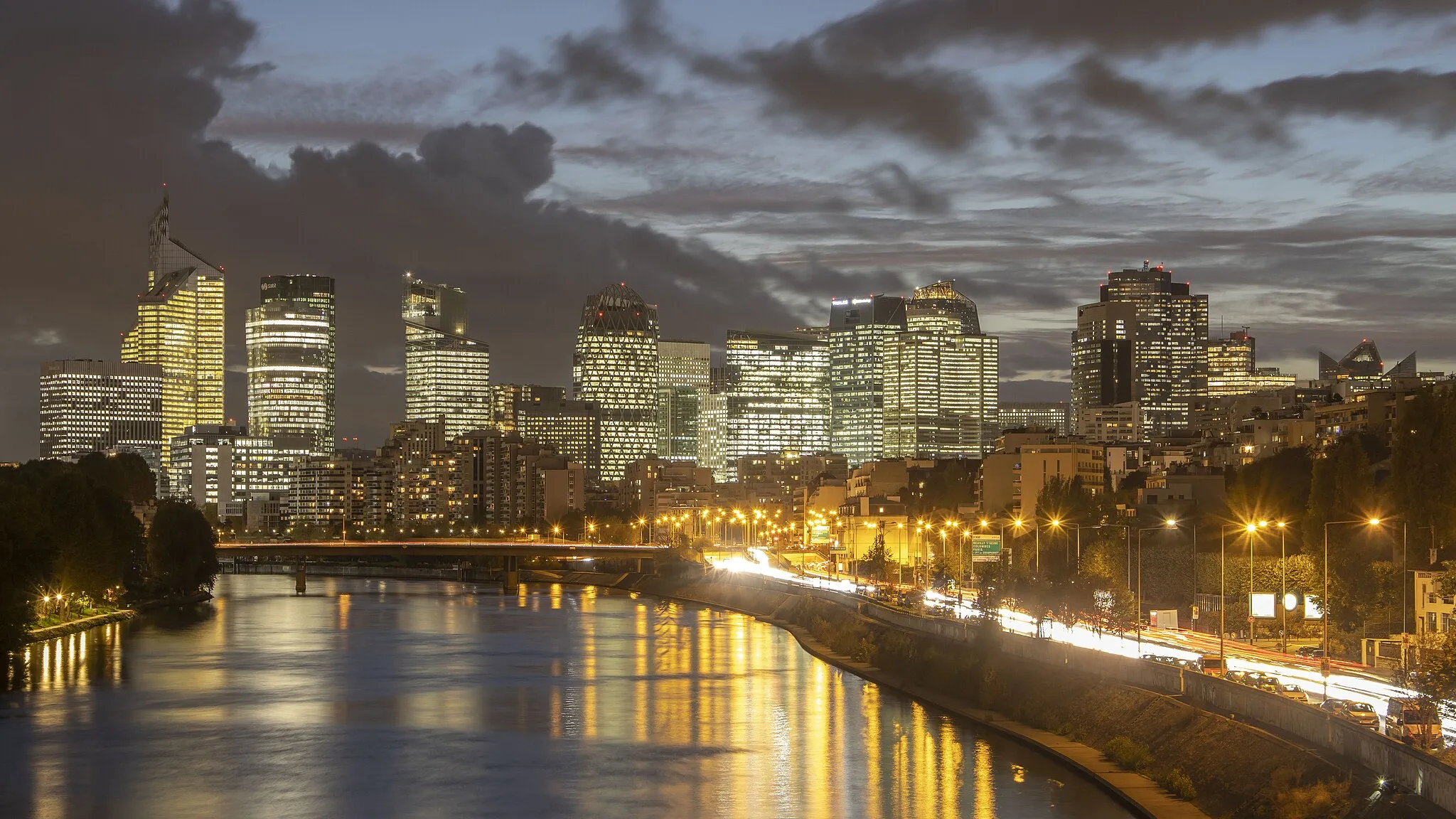 Photo showing: La Défense vue depuis le pont de Levallois.