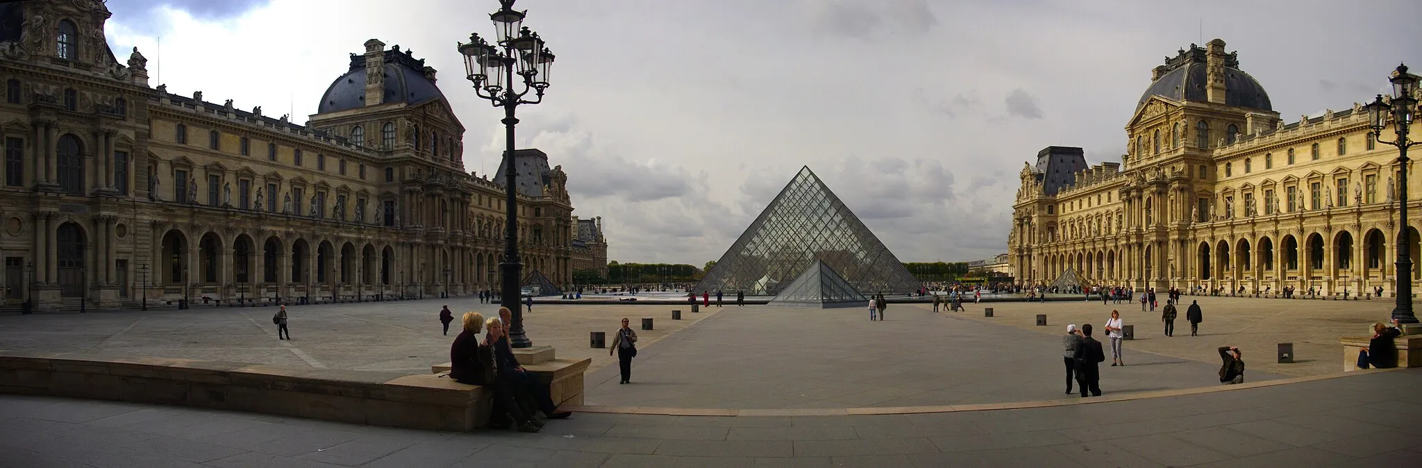 Photo showing: Panoramic view of the Pyramid in the Louvre courtyard