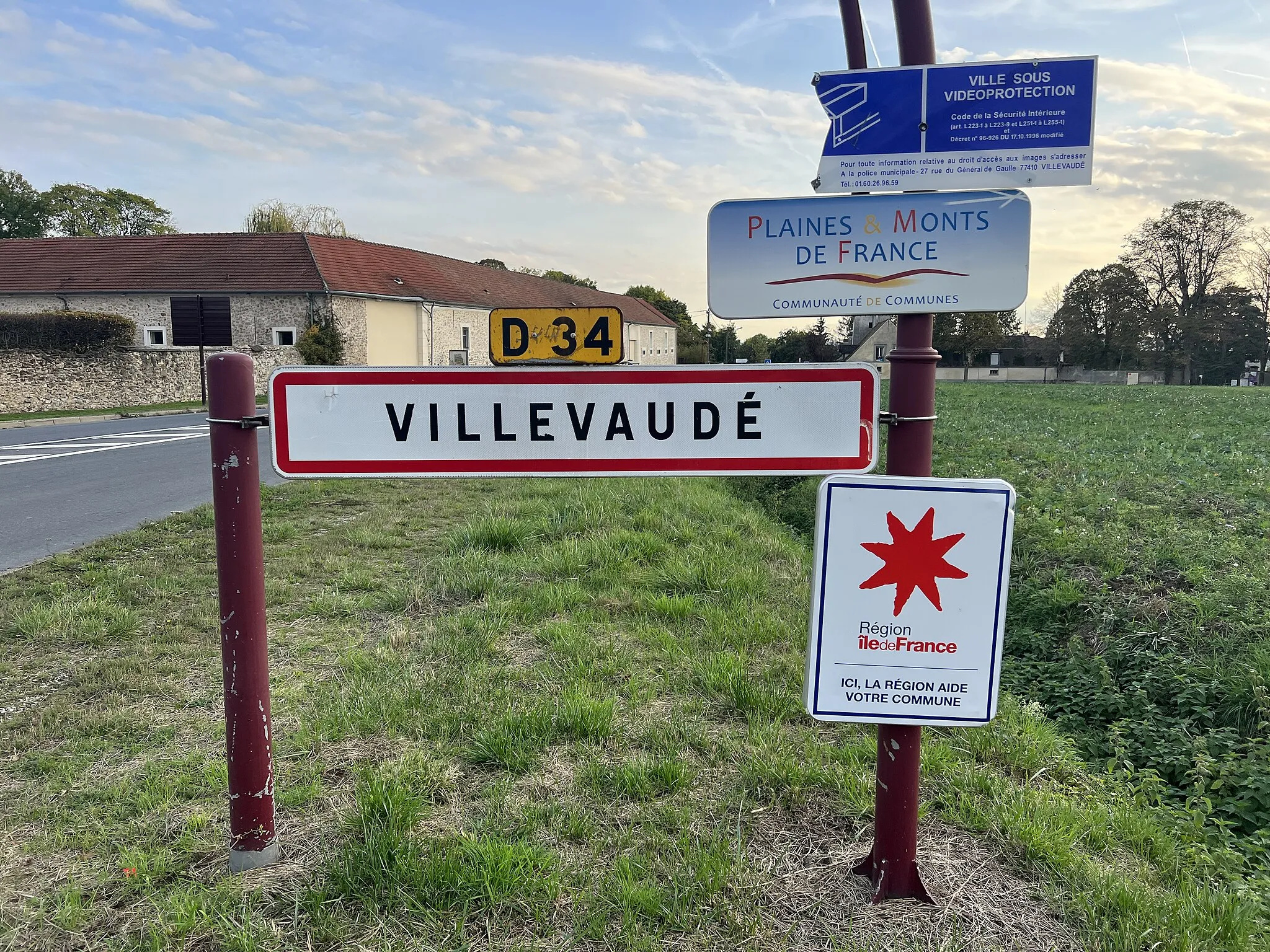 Photo showing: Panneau d'entrée dans Villevaudé, route de Chelles, Villevaudé.