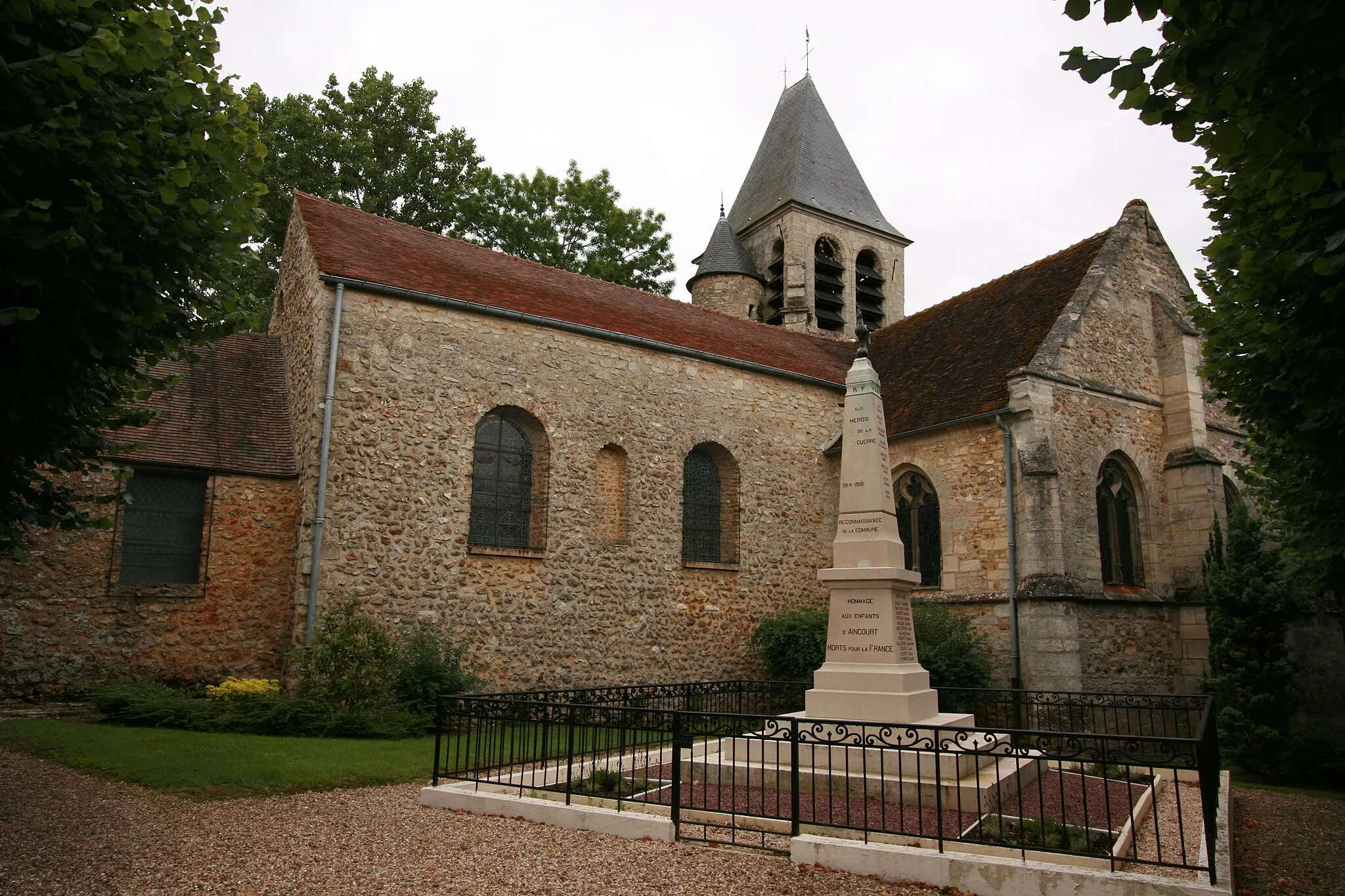 Photo showing: Eglise Saint-Martin d'Aincourt, dans le Val d'Oise. Partie romane du XIIe siècle pour la nef, et du XVIème sicle pour le choeur, le transept, le clocher et la tourelle. Monument aux morts au premier plan, vue ouest