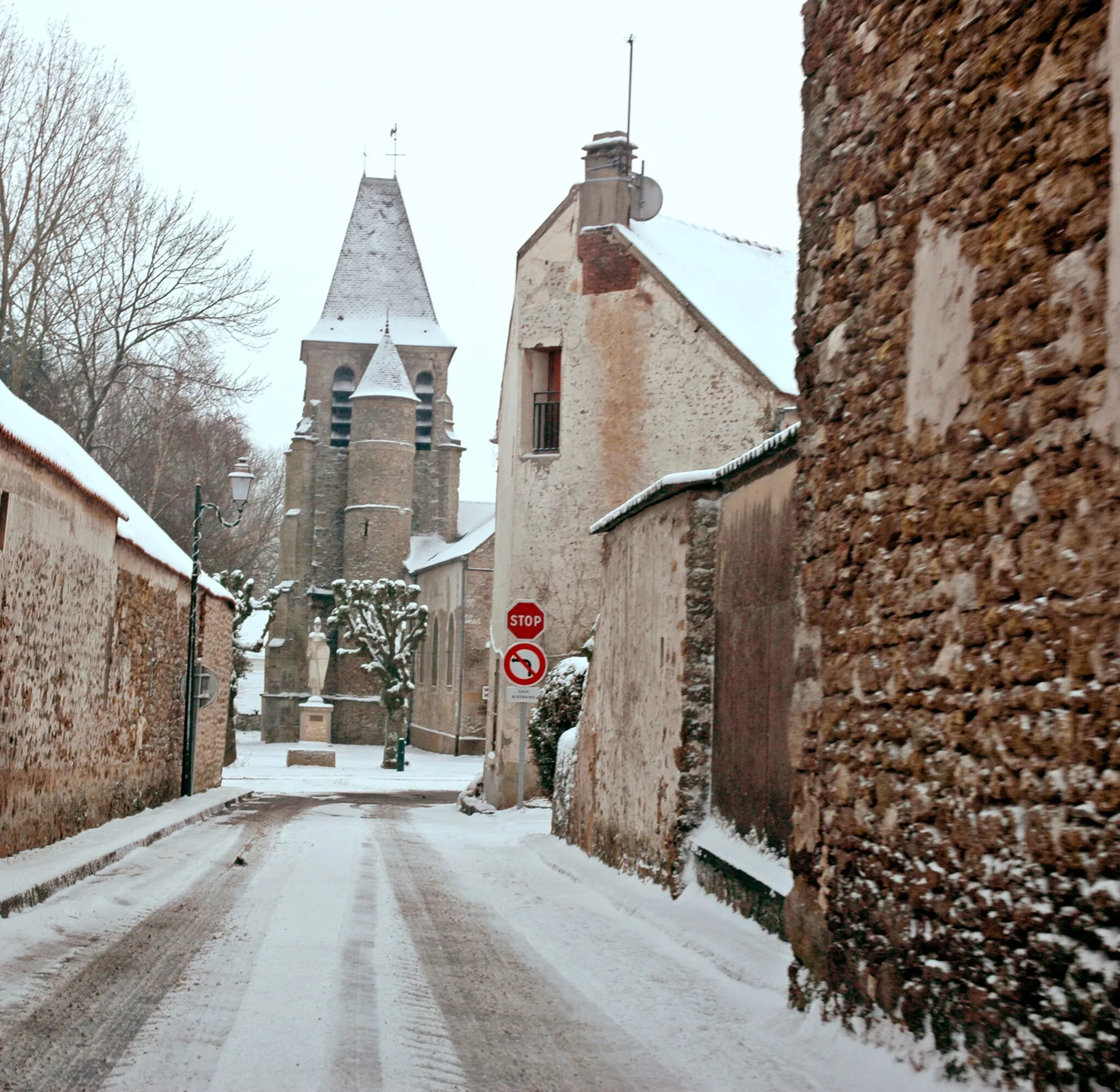 Photo showing: Photo of the main street of Aincourt in winter