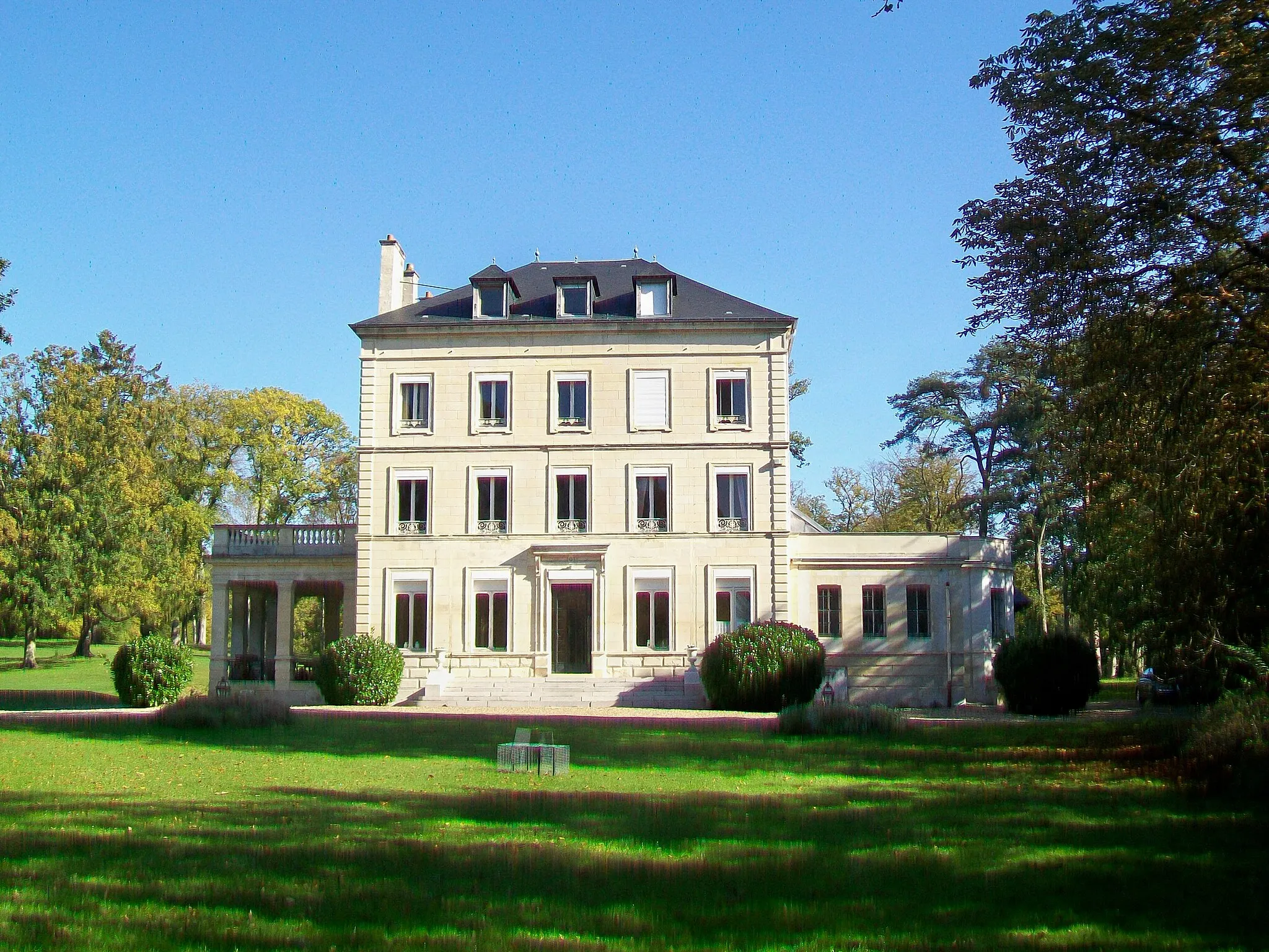 Photo showing: Le château Arthus, chemin du château.