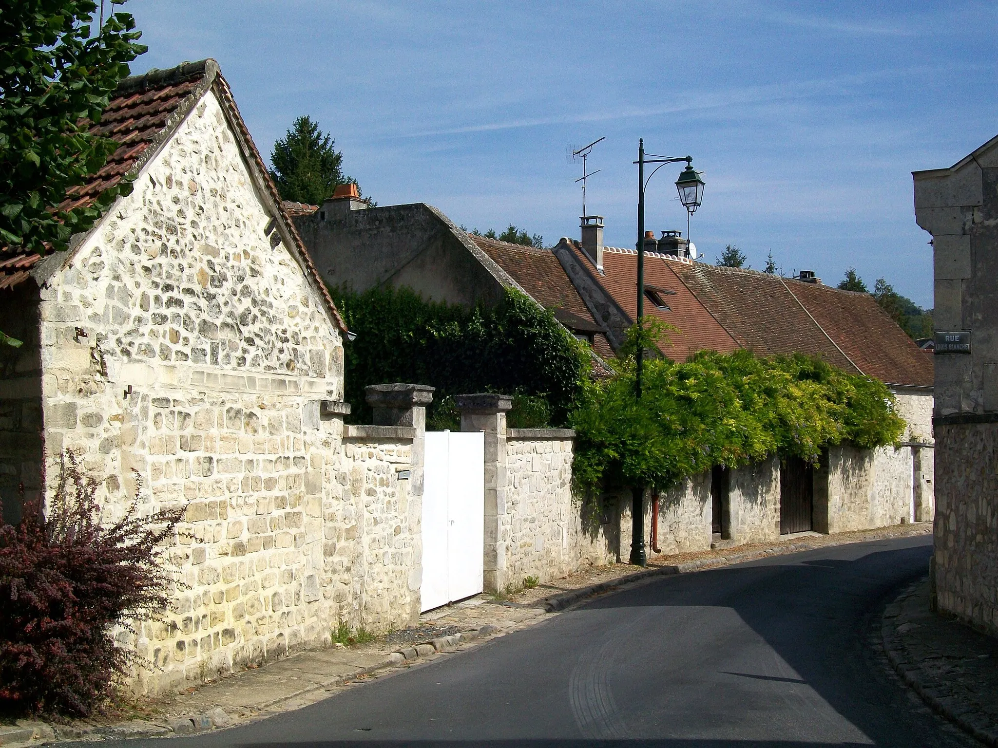 Photo showing: Autre vue de la rue Louis-Blanchet, qui représente le centre ancien du village.